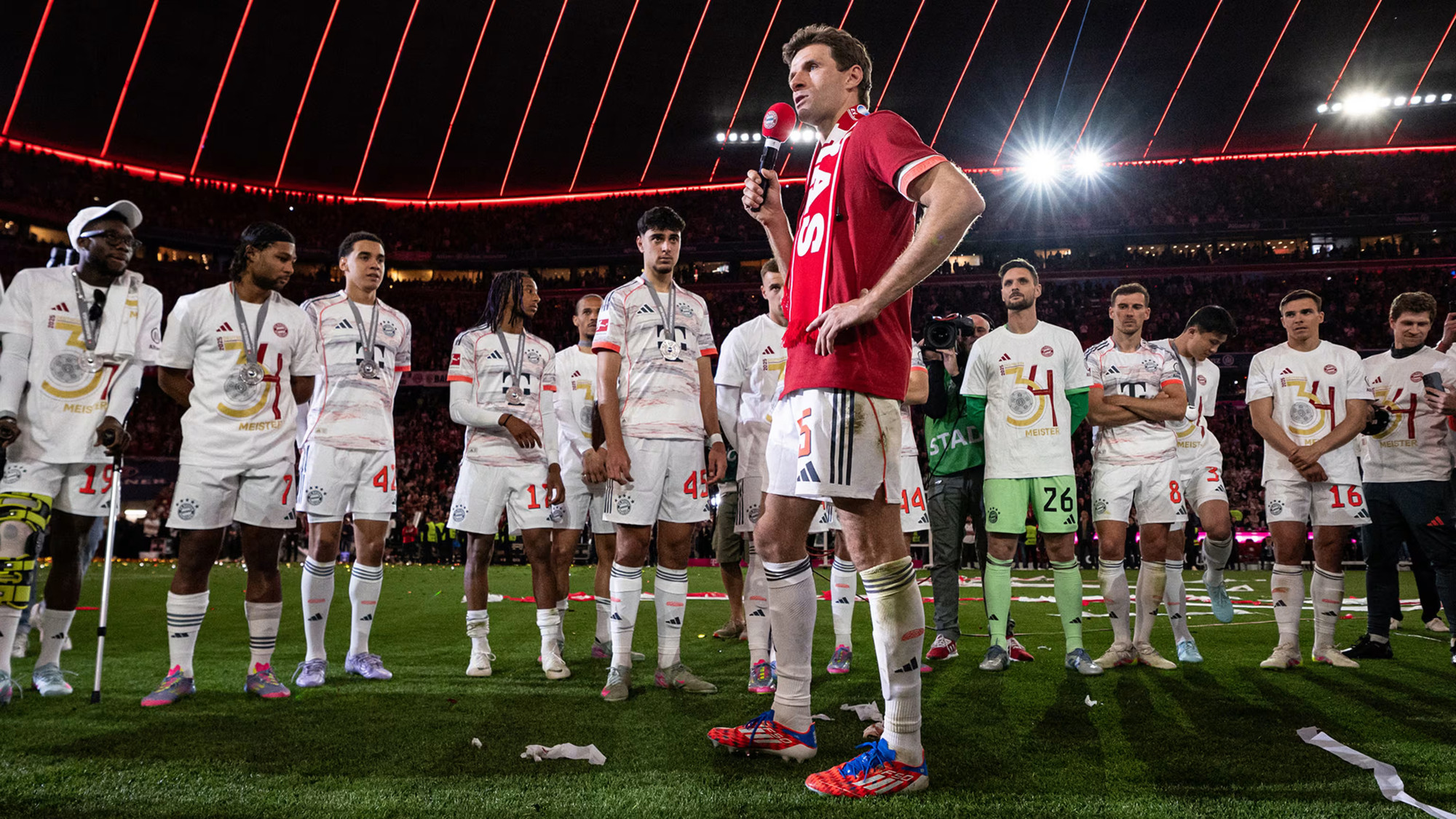 Thomas Muller đã có bài phát biểu chia tay đầy xúc động trước 75.000 cổ động viên. Anh bày tỏ lòng biết ơn sâu sắc đến người hâm mộ, đồng đội và ban huấn luyện, nhấn mạnh niềm tự hào khi góp phần đưa Bayern Munich lên đỉnh cao bóng đá châu Âu. Muller cũng chia sẻ về tình cảm đặc biệt với các đồng đội cũ như Arjen Robben, Franck Ribéry, Robert Lewandowski và hiện tại như Harry Kane. (Ảnh: Bayern FC) Thomas Muller đã có bài phát biểu chia tay đầy xúc động trước 75.000 cổ động viên. Anh bày tỏ lòng biết ơn sâu sắc đến người hâm mộ, đồng đội và ban huấn luyện, nhấn mạnh niềm tự hào khi góp phần đưa Bayern Munich lên đỉnh cao bóng đá châu Âu. Muller cũng chia sẻ về tình cảm đặc biệt với các đồng đội cũ như Arjen Robben, Franck Ribéry, Robert Lewandowski và hiện tại như Harry Kane. (Ảnh: Bayern FC)