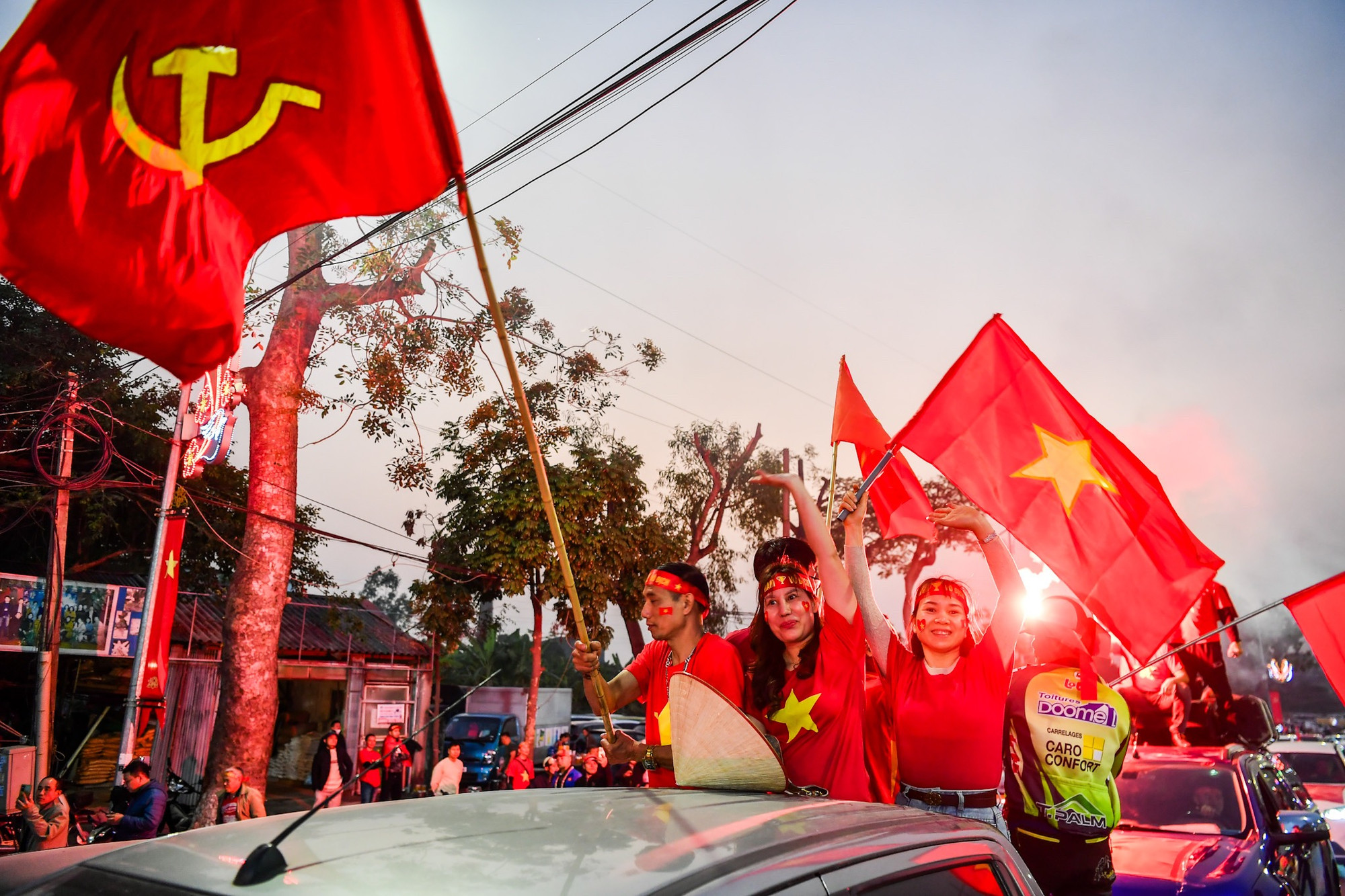 Ngập tràn sắc đỏ bên ngoài sân vận động. Ngập tràn sắc đỏ bên ngoài sân vận động.