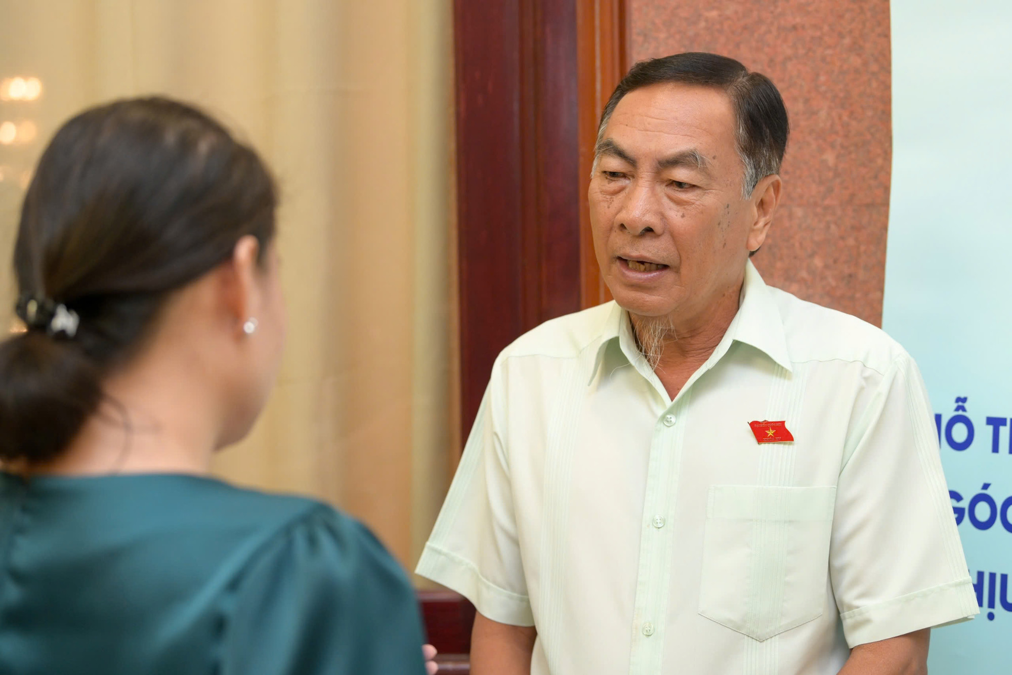 Các đại biểu trả lời phỏng vấn bên lề hội thảo.