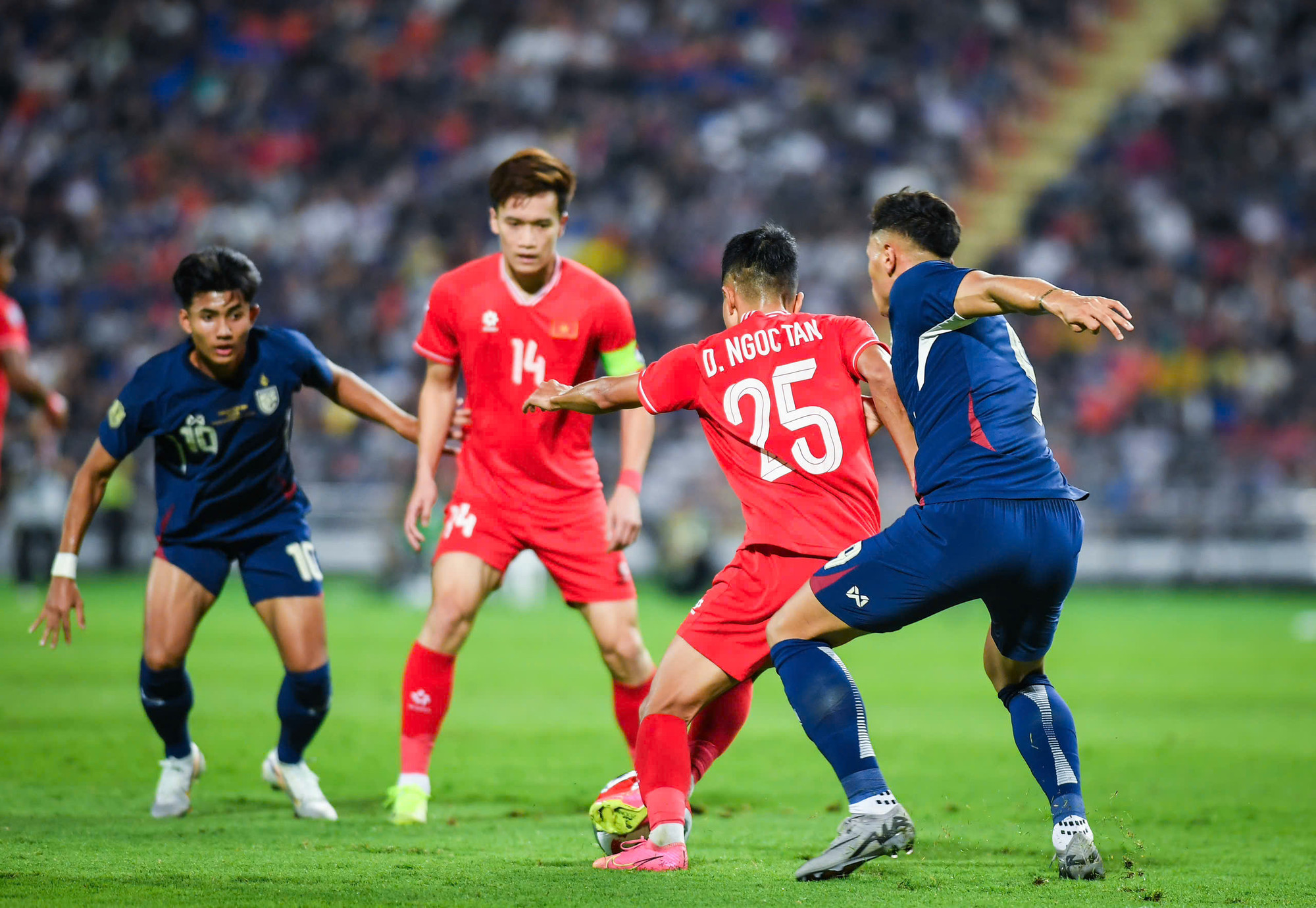 Phút 28, Ngọc Tân lúng túng phá bóng không dứt khoát để Ben Davis tung cú sút căng.