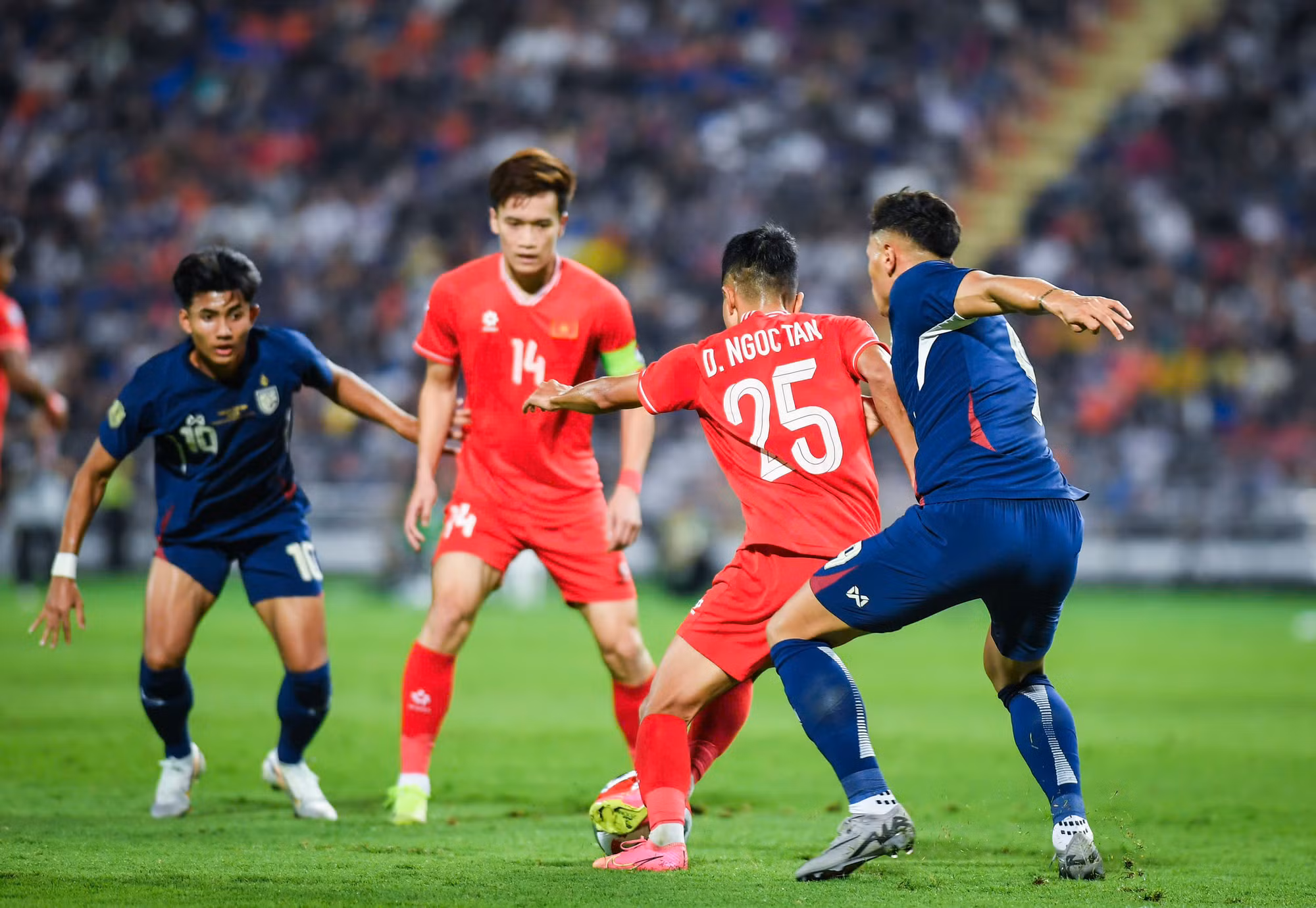 Phút 28, Ngọc Tân lúng túng phá bóng không dứt khoát để Ben Davis tung cú sút căng.