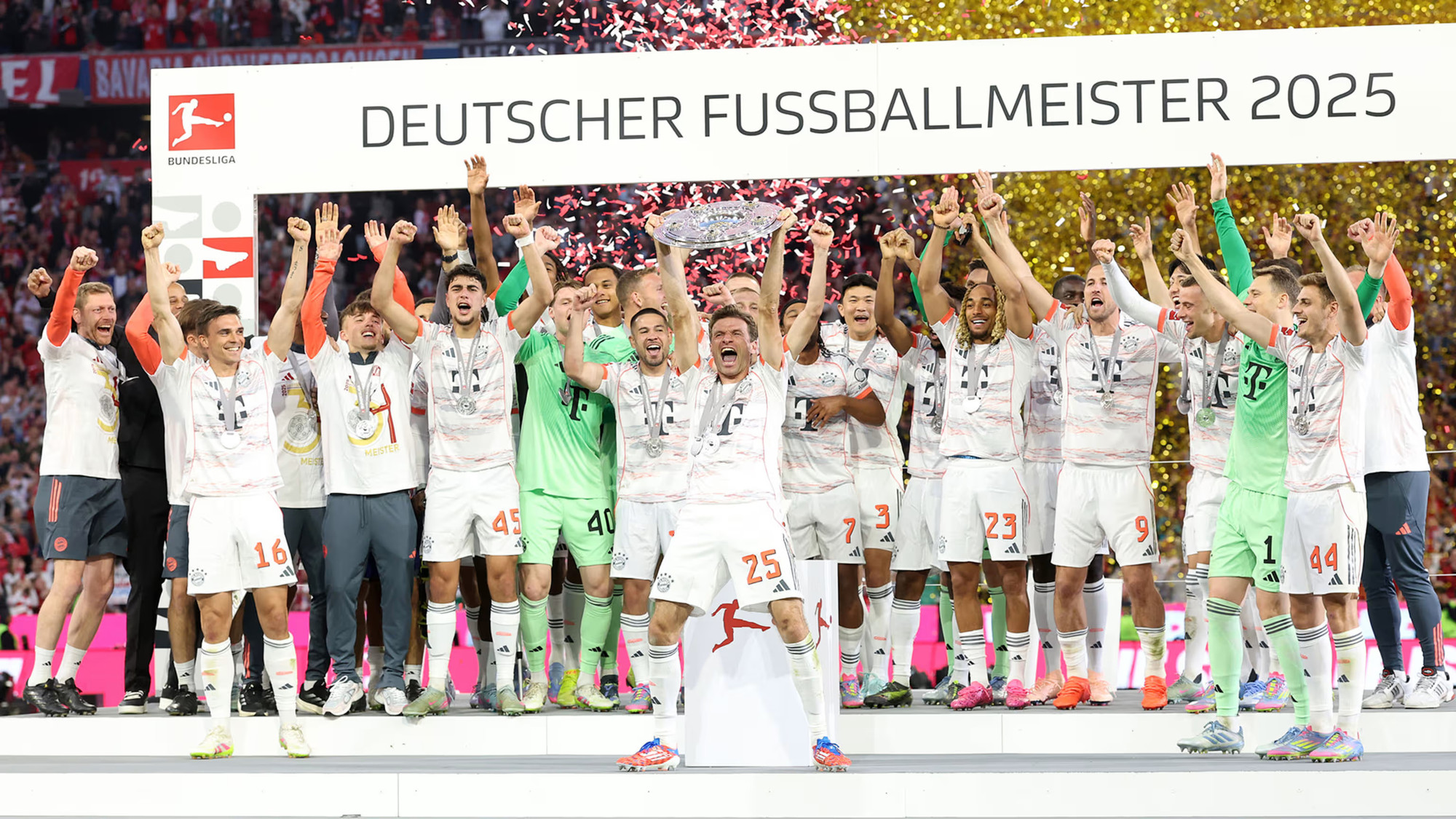 Sau khi nhận danh hiệu từ ban tổ chức, Manuel Neuer trao lại Đĩa bạc cho Thomas Muller. Tiền đạo kỳ cựu 35 tuổi nâng cao chức vô địch Bundesliga mùa giải 2024-2025 - danh hiệu cuối cùng trong màu áo Bayern Munich, khép lại một chương huy hoàng trong sự nghiệp lẫy lừng cùng “Hùm xám xứ Bavaria”. (Ảnh: Bayern FC) Sau khi nhận danh hiệu từ ban tổ chức, Manuel Neuer trao lại Đĩa bạc cho Thomas Muller. Tiền đạo kỳ cựu 35 tuổi nâng cao chức vô địch Bundesliga mùa giải 2024-2025 - danh hiệu cuối cùng trong màu áo Bayern Munich, khép lại một chương huy hoàng trong sự nghiệp lẫy lừng cùng “Hùm xám xứ Bavaria”. (Ảnh: Bayern FC)