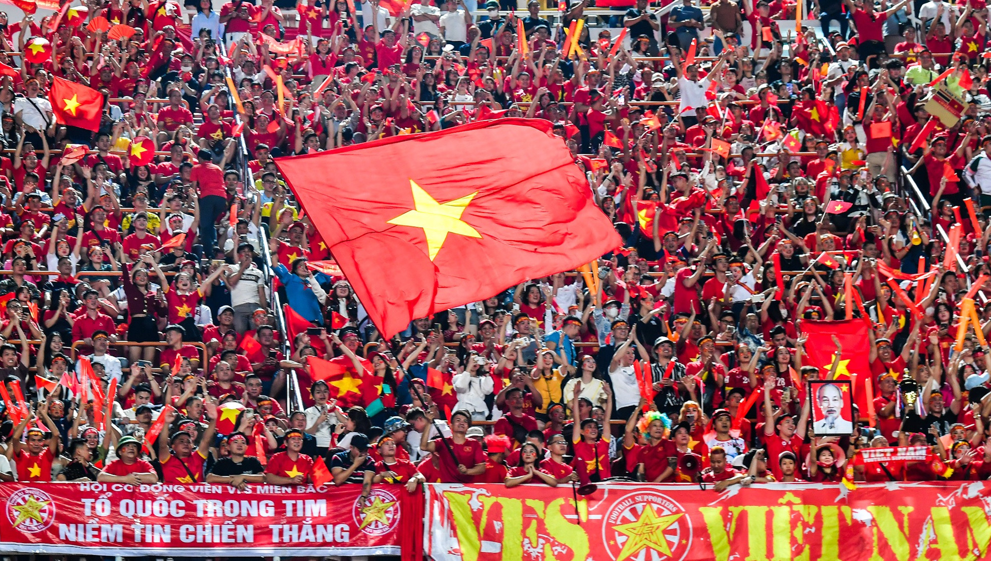 Quốc kỳ Việt Nam bay trên sân vận động Rajamangala.