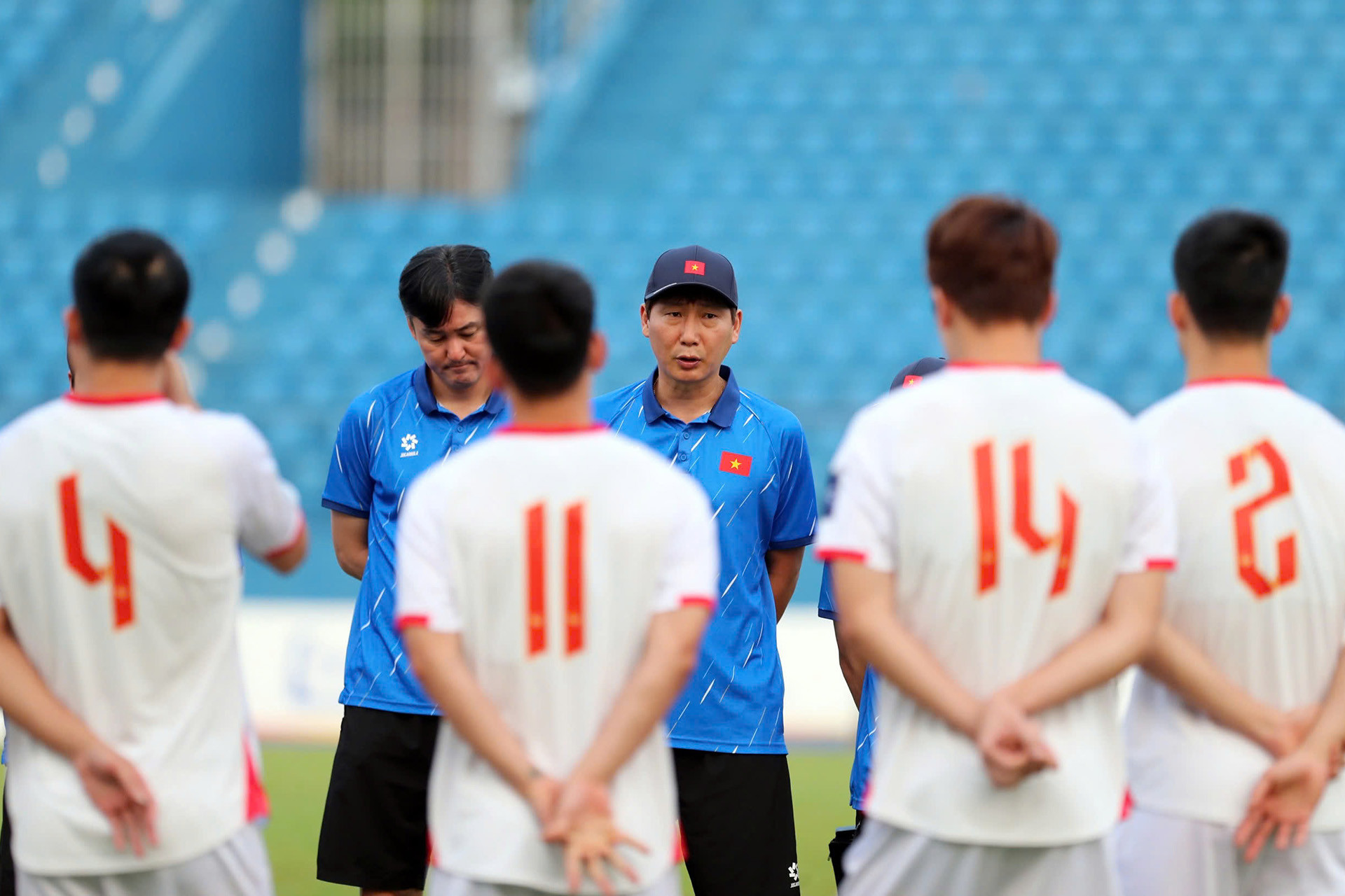 Ban huấn luyện dặn dò các tuyển thủ trước buổi tập.