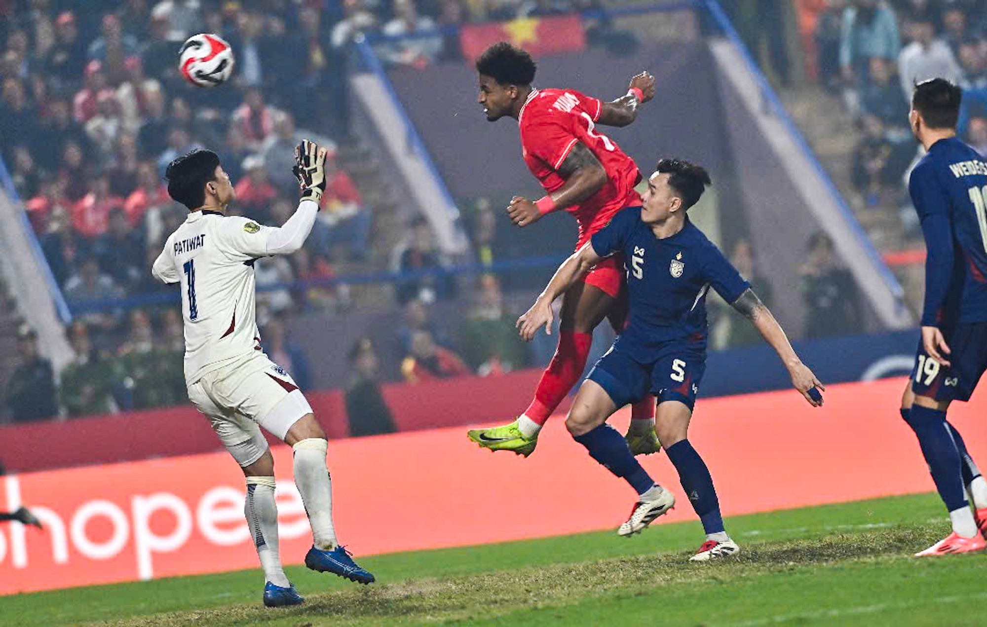 Phút 55, Quang Hải treo bóng chuẩn xác, Văn Thanh đánh đầu chuyền bóng để Xuân Son đánh đầu mở tỷ số.