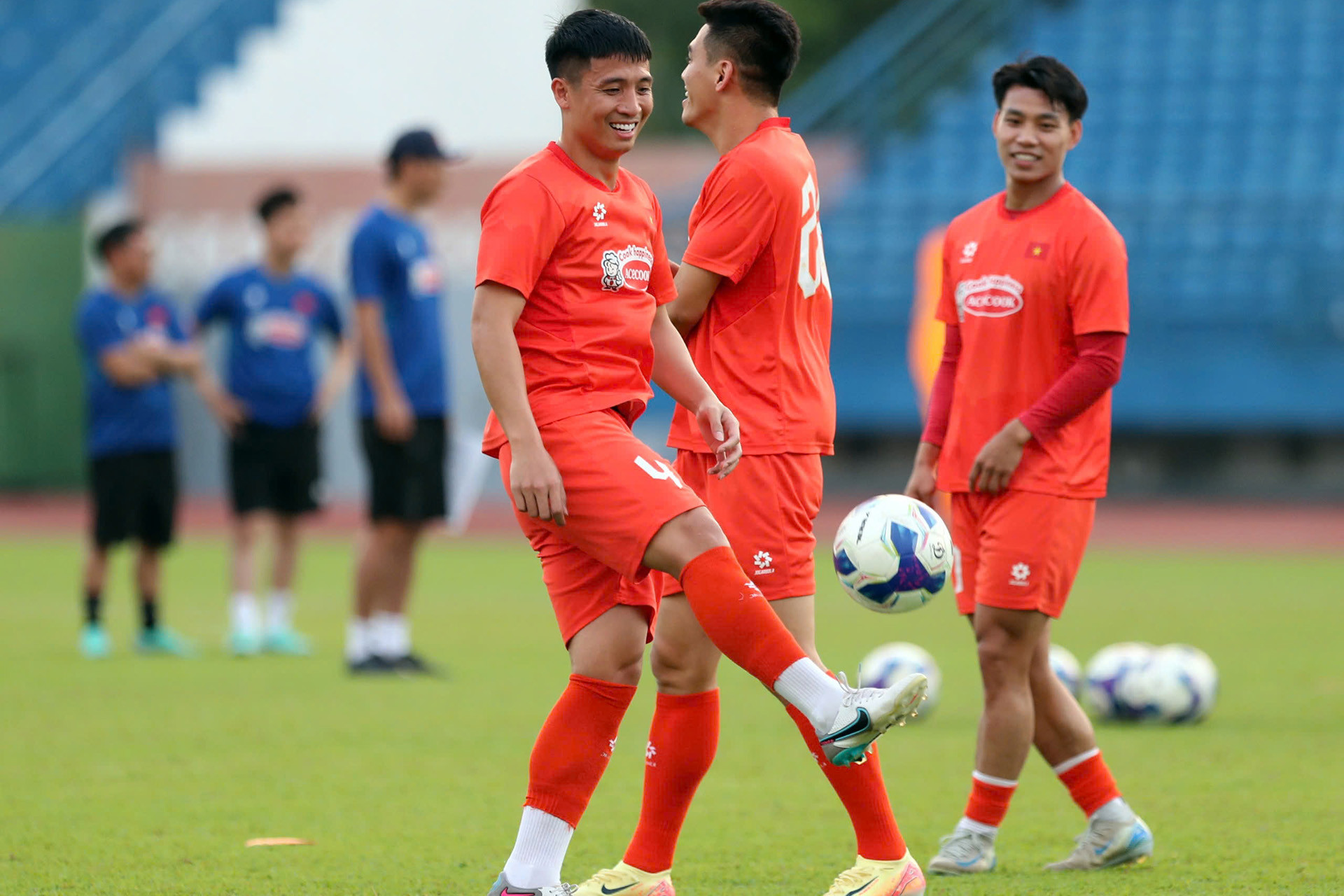 Trung vệ Bùi Tiến Dũng tập tâng bóng. Trung vệ Bùi Tiến Dũng tập tâng bóng.