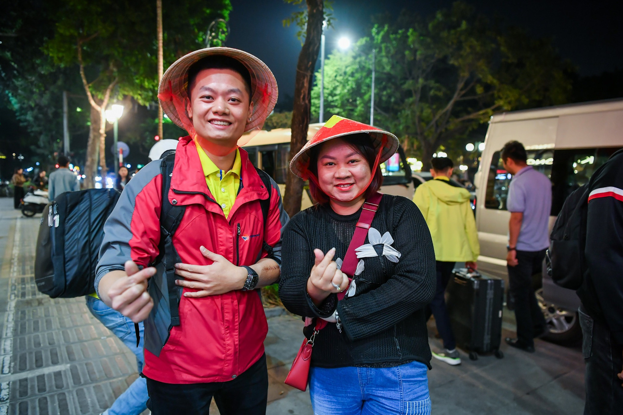 Tình yêu dành cho đội tuyển Việt Nam được các cổ động viên mang tới nước bạn.