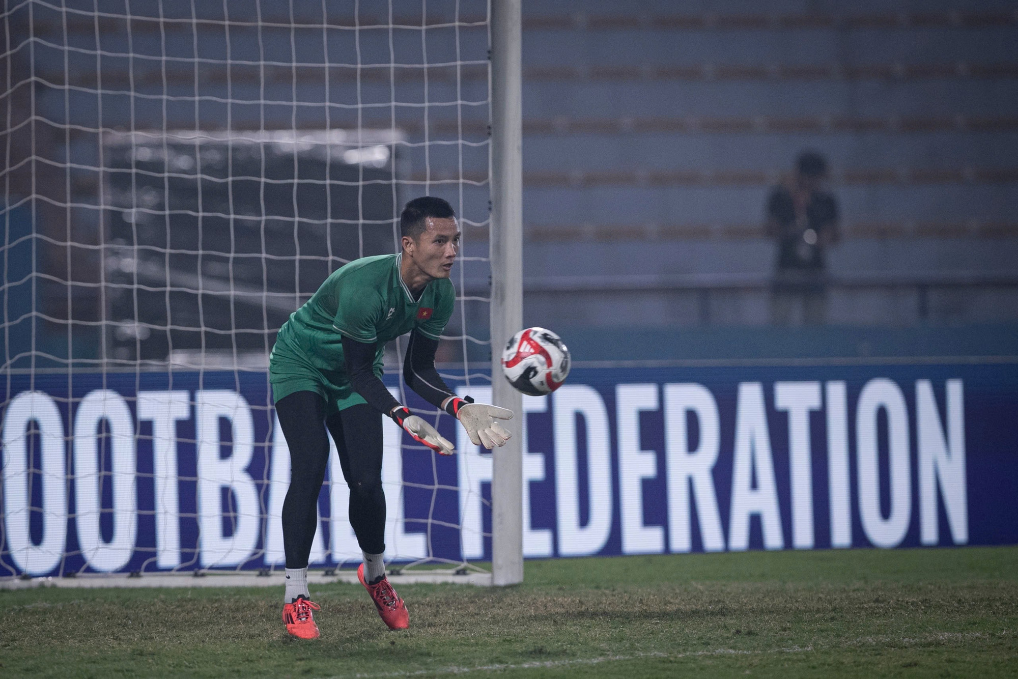 Thủ môn Đình Triệu là "người gác đền" được huấn luyện viên Kim Sang-sik tin tưởng trong các trận đấu vừa qua.