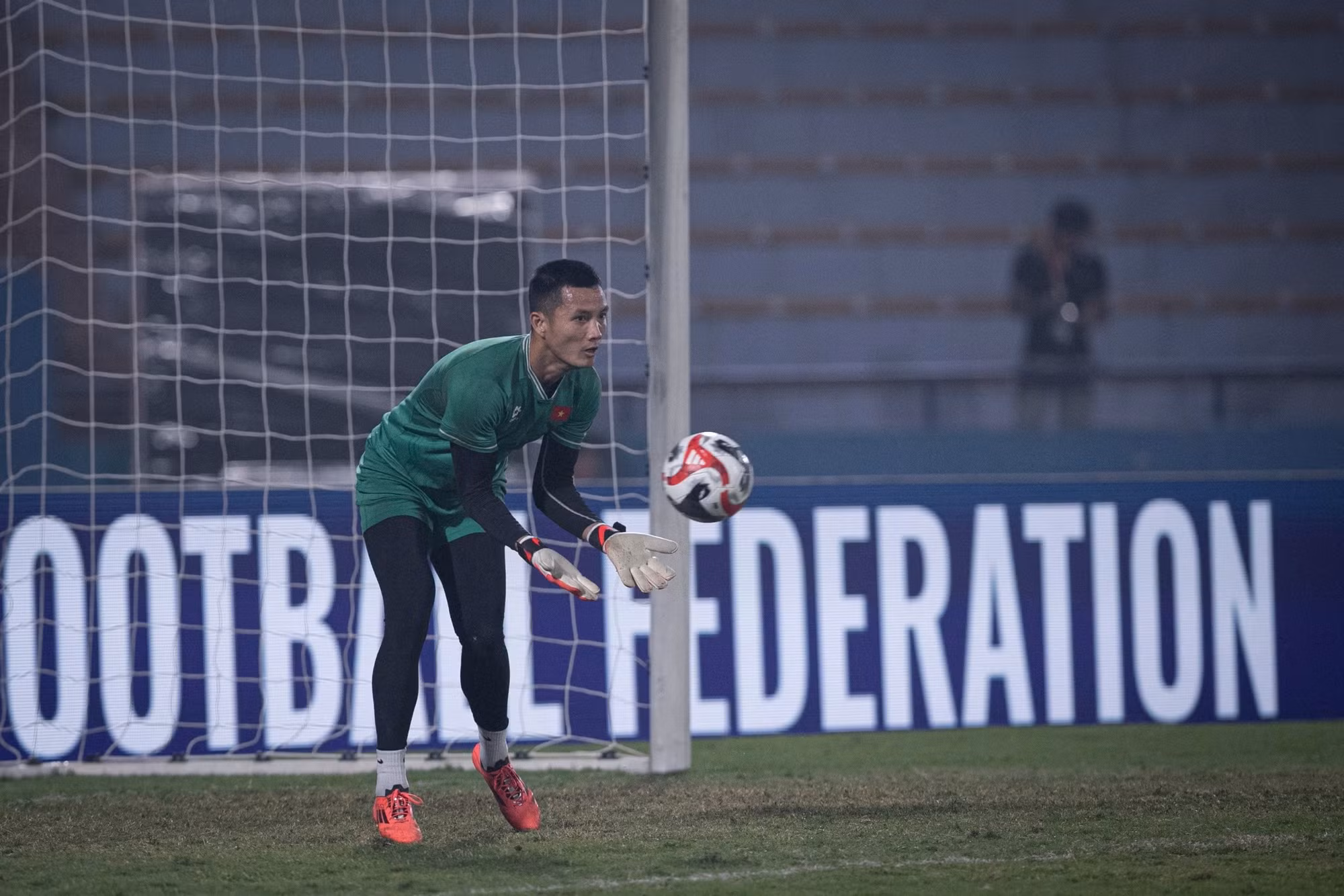 Thủ môn Đình Triệu là "người gác đền" được huấn luyện viên Kim Sang-sik tin tưởng trong các trận đấu vừa qua.