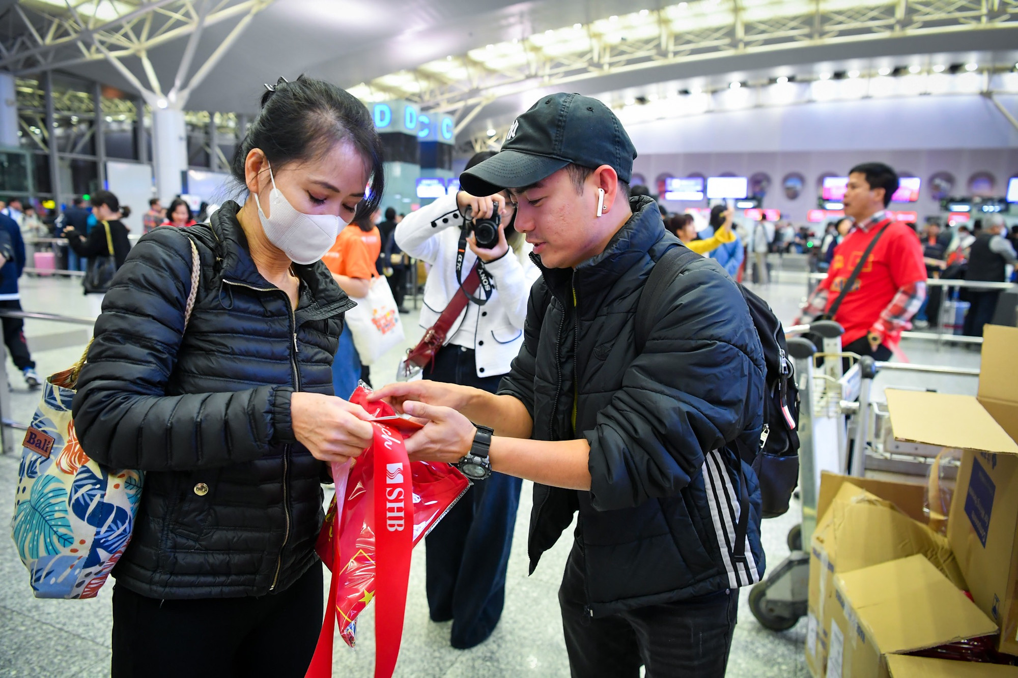 Theo đó, hậu phương của các cầu thủ, các khách hàng thân thiết sẽ được SHB tài trợ toàn bộ chi phí (vé máy bay, ăn ở đi lại, vé vào sân) để cổ vũ đội tuyển ở trận chung kết lượt về ASEAN Cup 2024 tại Thái Lan.