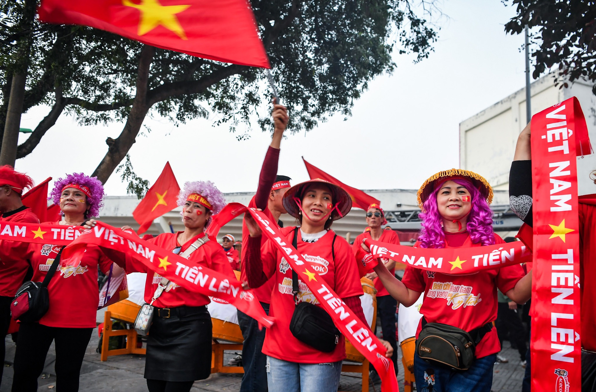 Người hâm mộ hy vọng vào một chiến thắng của đội tuyển Việt Nam trước Thái Lan. Người hâm mộ hy vọng vào một chiến thắng của đội tuyển Việt Nam trước Thái Lan.