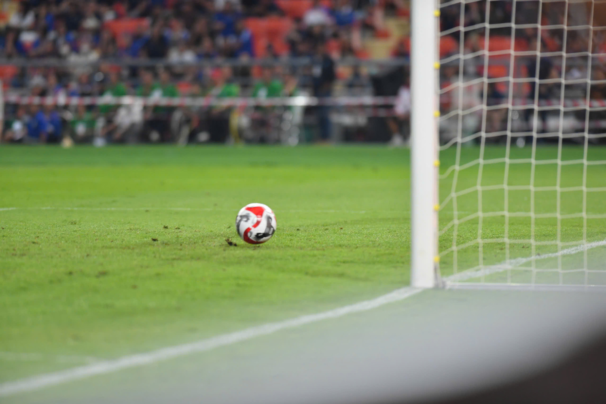 Bóng đi vào lưới chấm dứt niềm hy vọng của đội tuyển Thái Lan.