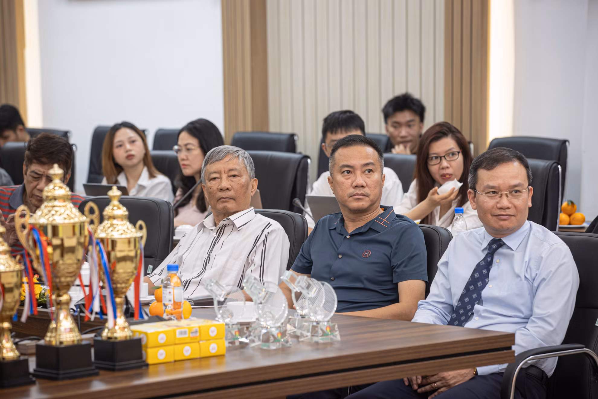 Các đại biểu tham dự buổi họp báo.