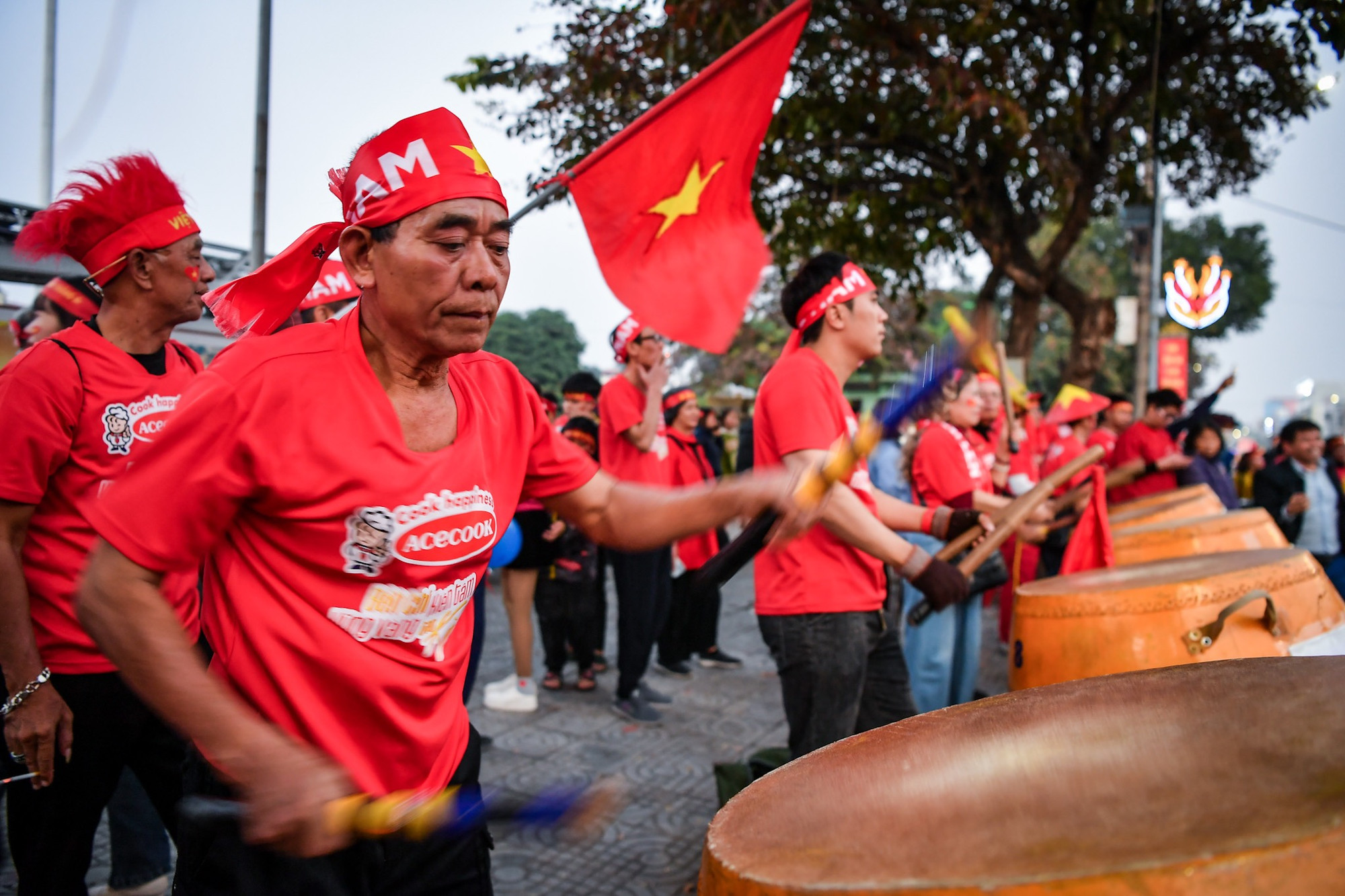 Không khí sôi động được các cổ động viên tạo ra. Không khí sôi động được các cổ động viên tạo ra.