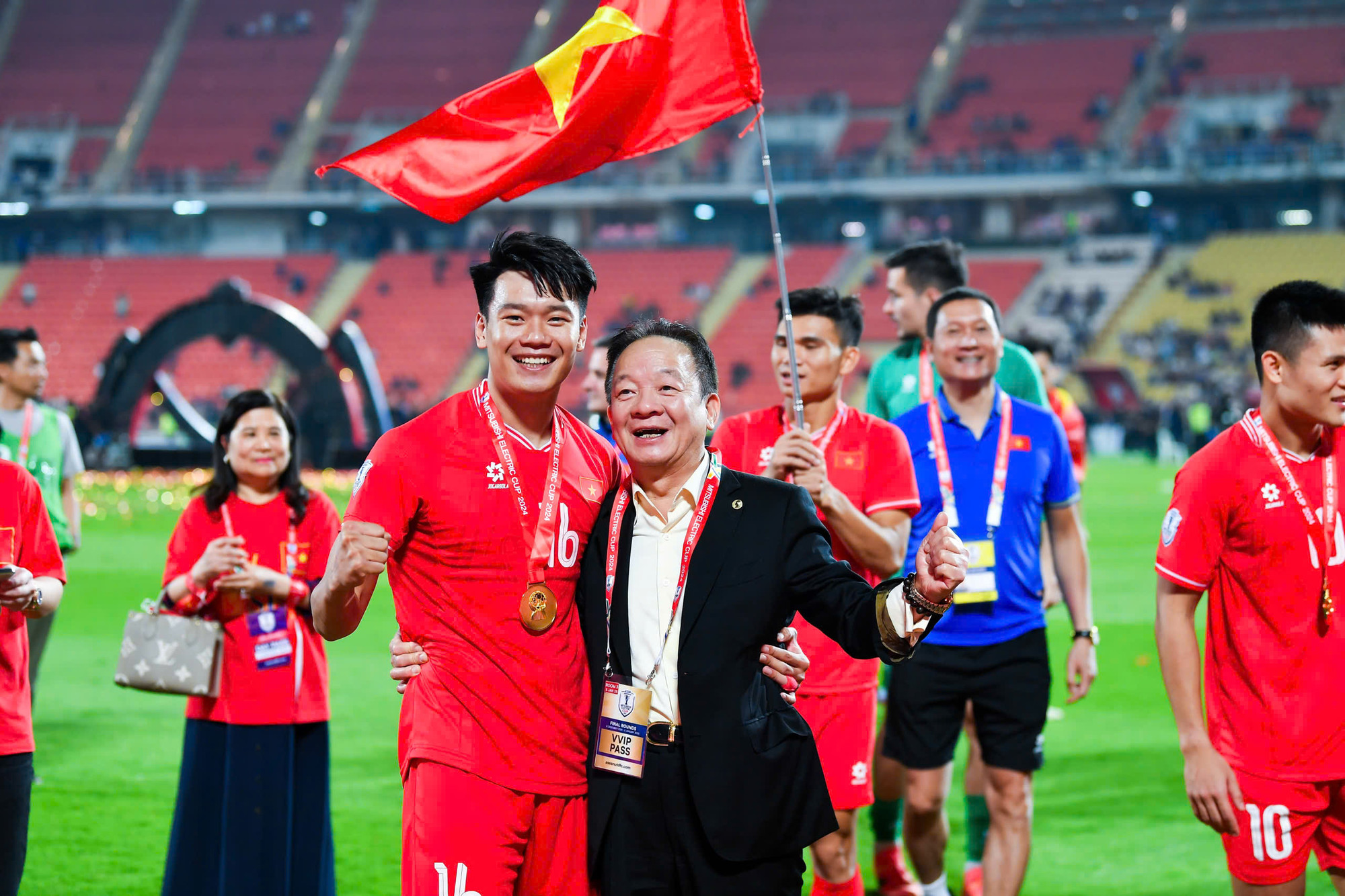 "Bầu Hiển" xuống sân chúc mừng các tuyển thủ Việt Nam.