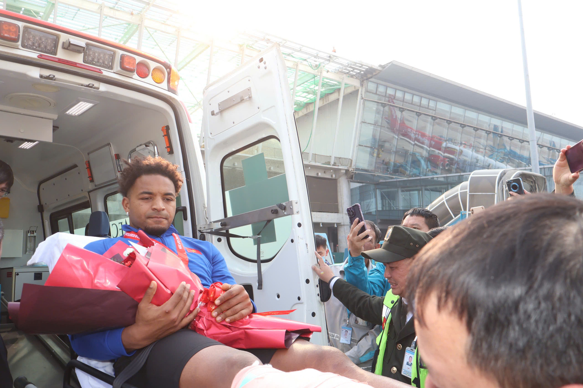 Nguyễn Xuân Son phải di chuyển bằng xe cáng chuyên dụng.