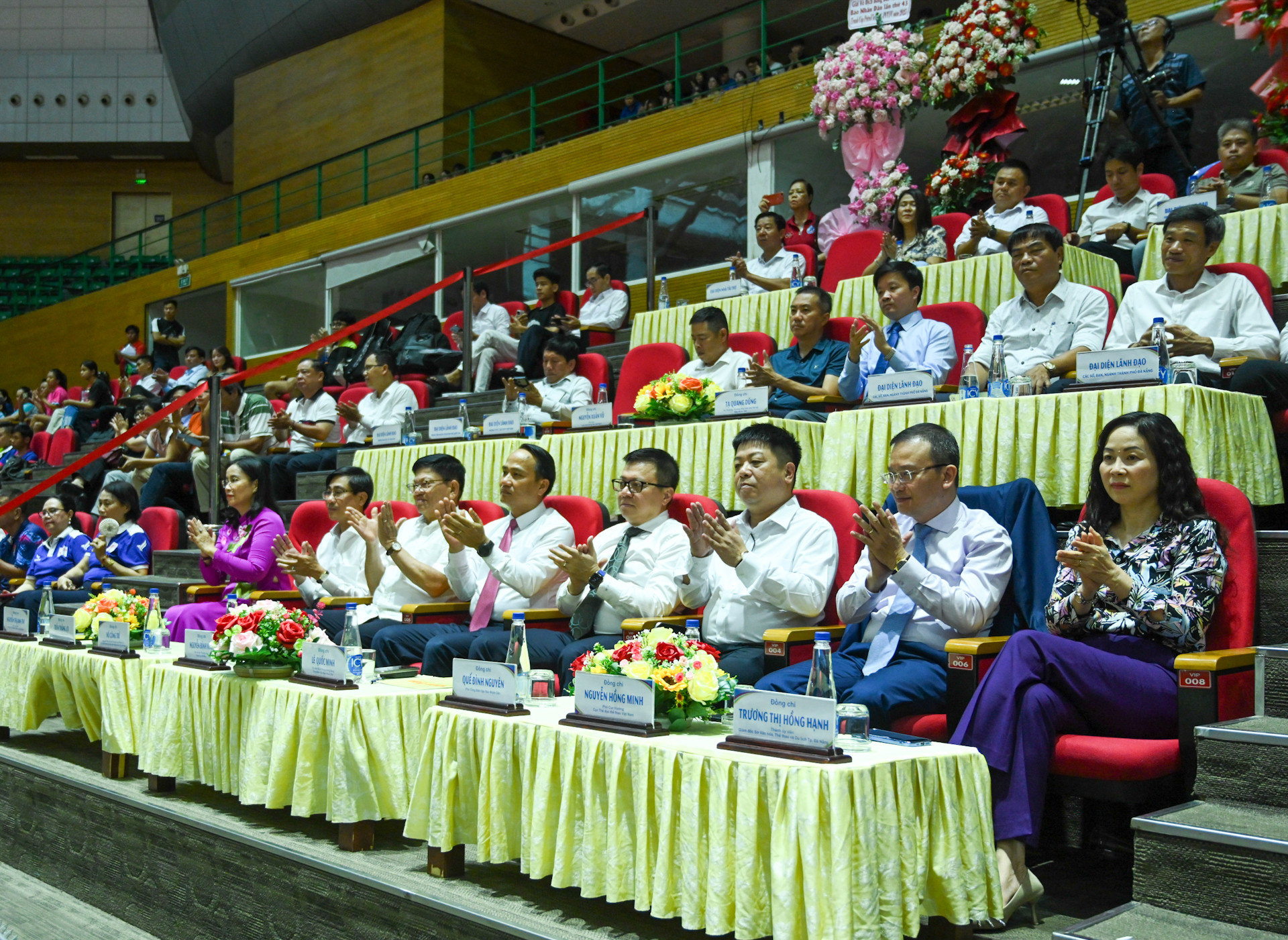 Các đại biểu tham dự Lễ khai mạc.