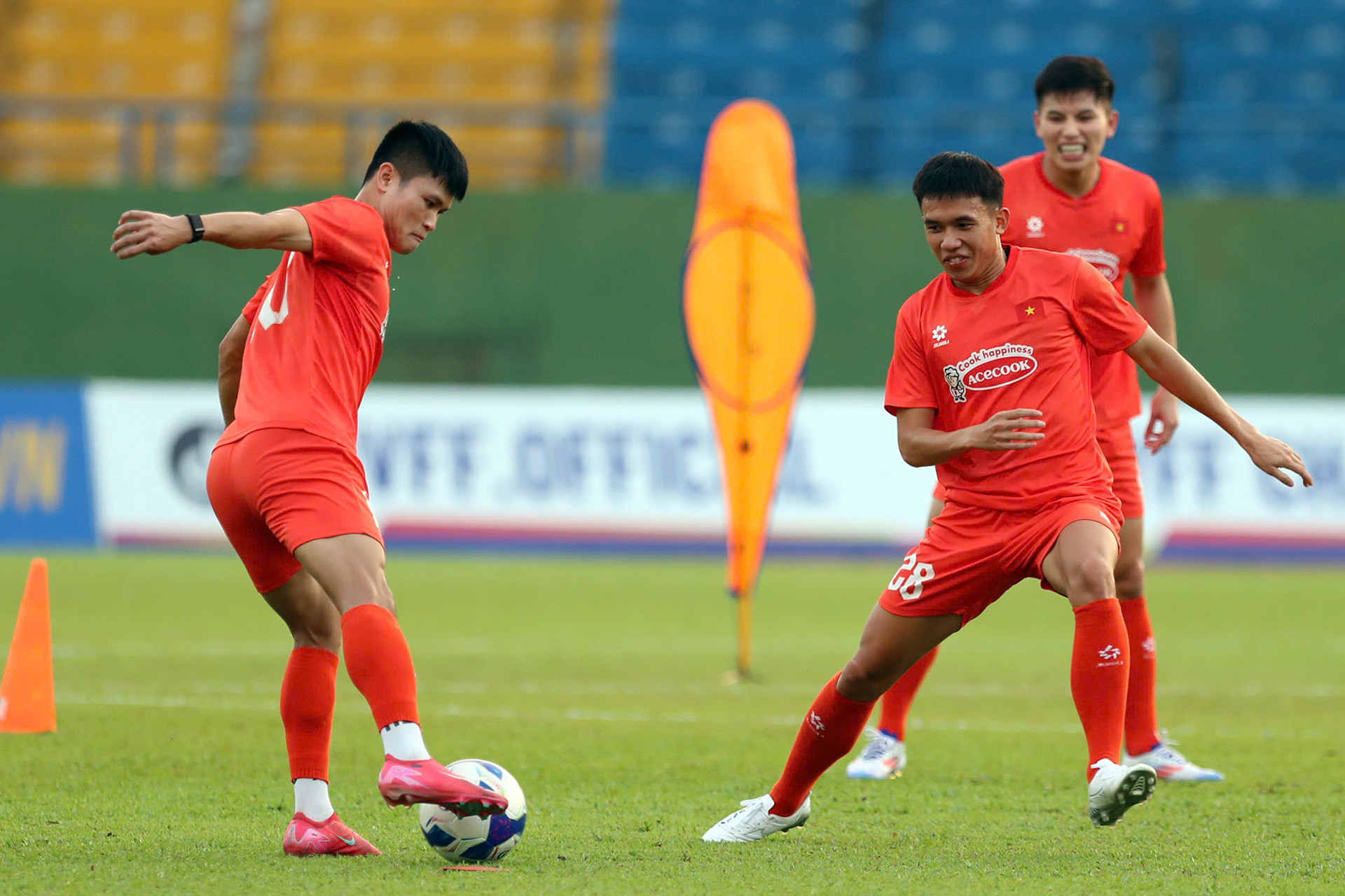 Phạm Tuấn Hải "chạm trán" tiền vệ trẻ Võ Hoàng Minh Khoa (sinh năm 2001) được gọi lên tuyển lần đầu tiên sau khi thi đấu xuất sắc trong màu áo câu lạc bộ Bình Dương. Phạm Tuấn Hải "chạm trán" tiền vệ trẻ Võ Hoàng Minh Khoa (sinh năm 2001) được gọi lên tuyển lần đầu tiên sau khi thi đấu xuất sắc trong màu áo câu lạc bộ Bình Dương.