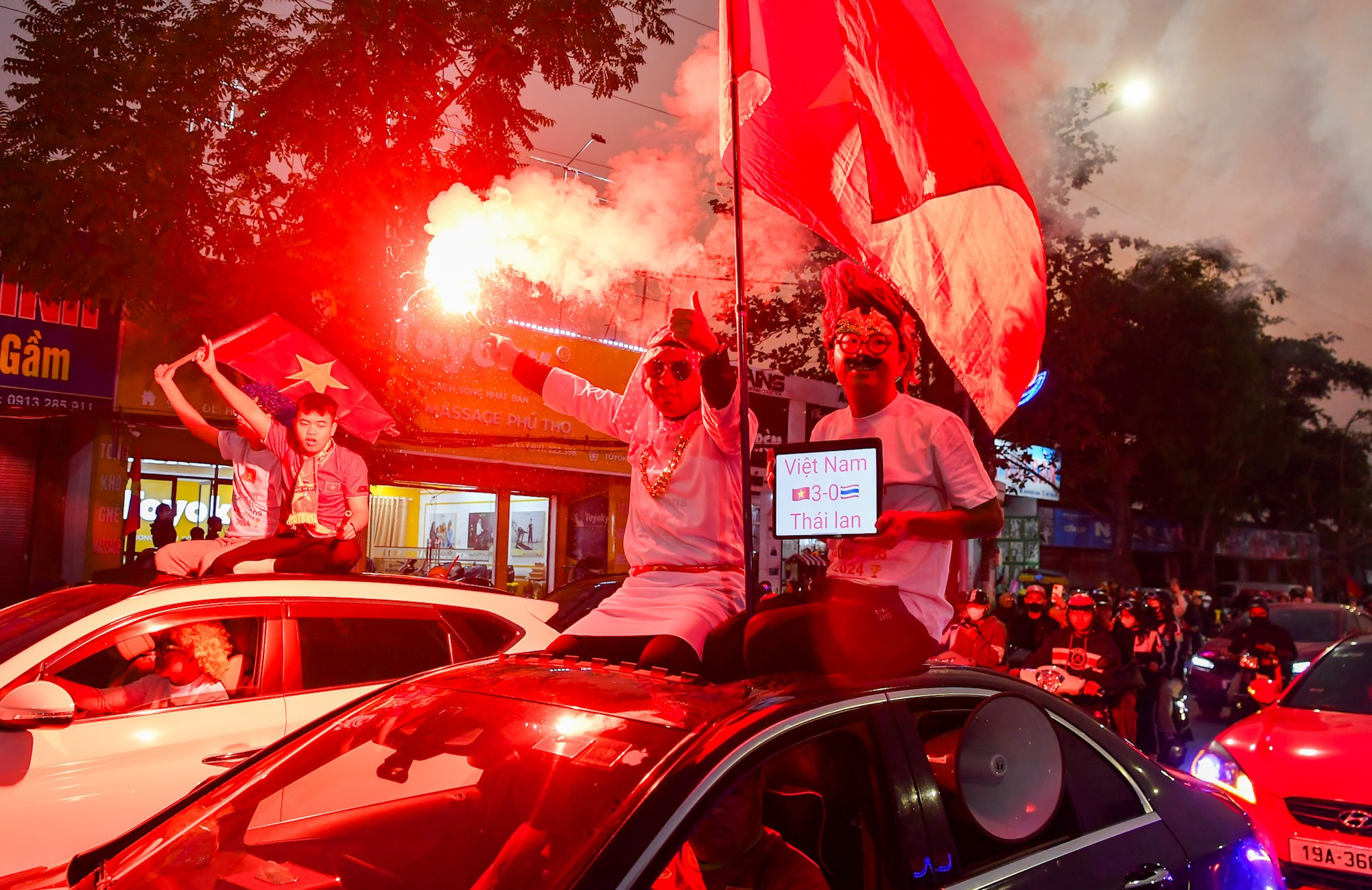 Người hâm mộ dự đoán đội tuyển Việt Nam thắng đậm Thái Lan. Người hâm mộ dự đoán đội tuyển Việt Nam thắng đậm Thái Lan.