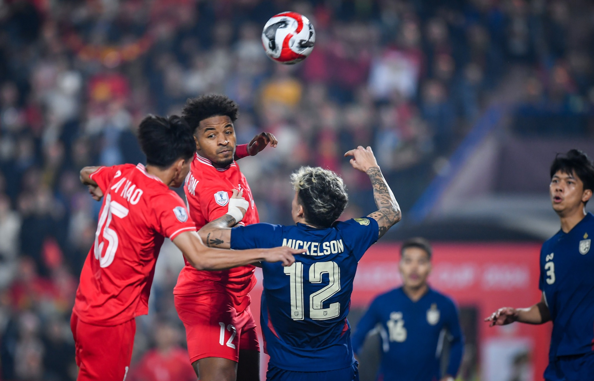 Hai đội nhập cuộc với tốc độ cao.