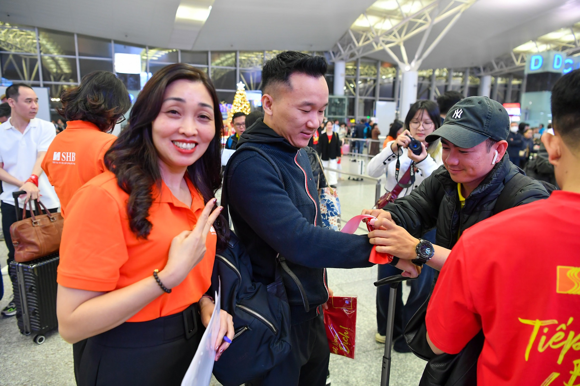 Đây là những những cổ động viên, gia đình các cầu thủ sang Thái Lan sát cánh cùng những chiến binh Sao Vàng qua chuyến bay tài trợ của Ngân hàng Sài Gòn-Hà Nội (SHB).