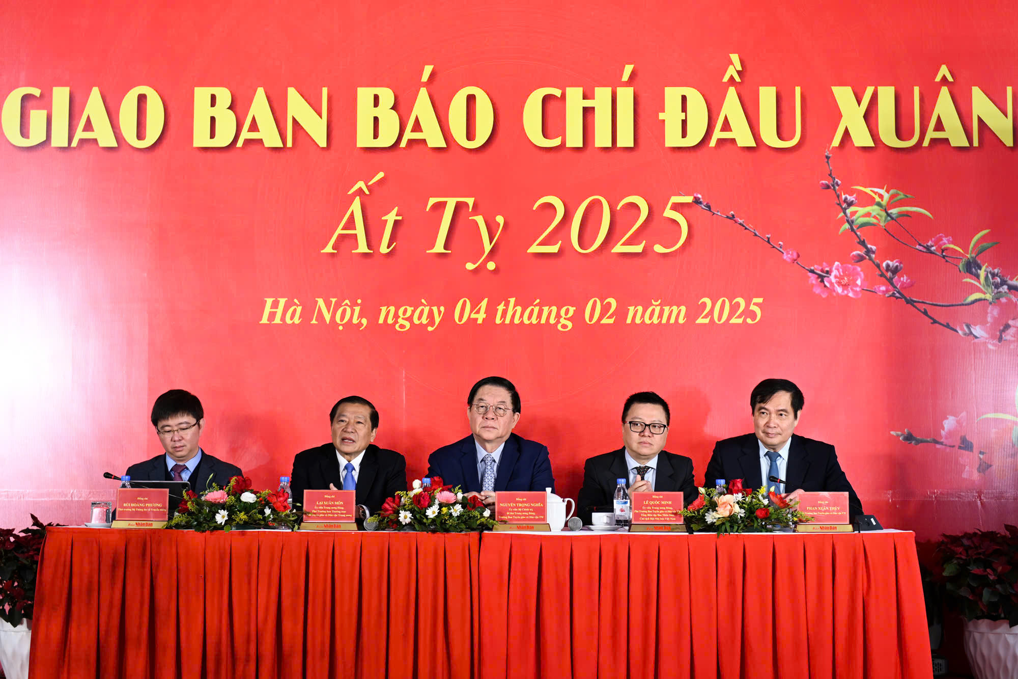 Dự và chủ trì Hội nghị có đồng chí Nguyễn Trọng Nghĩa, Ủy viên Bộ Chính trị, Bí thư Trung ương Đảng, Trưởng Ban Tuyên giáo và Dân vận Trung ương; các đồng chí Ủy viên Trung ương Đảng: Lại Xuân Môn, Phó Trưởng ban Thường trực Ban Tuyên giáo và Dân vận Trung ương; Lê Quốc Minh, Tổng Biên tập Báo Nhân Dân, Phó Trưởng Ban Tuyên giáo và Dân vận Trung ương, Chủ tịch Hội Nhà báo Việt Nam; đồng chí Phan Xuân Thủy, Phó Trưởng Ban Tuyên giáo và Dân vận Trung ương; đồng chí Bùi Hoàng Phương, Thứ trưởng Thông tin và Truyền thông. Dự và chủ trì Hội nghị có đồng chí Nguyễn Trọng Nghĩa, Ủy viên Bộ Chính trị, Bí thư Trung ương Đảng, Trưởng Ban Tuyên giáo và Dân vận Trung ương; các đồng chí Ủy viên Trung ương Đảng: Lại Xuân Môn, Phó Trưởng ban Thường trực Ban Tuyên giáo và Dân vận Trung ương; Lê Quốc Minh, Tổng Biên tập Báo Nhân Dân, Phó Trưởng Ban Tuyên giáo và Dân vận Trung ương, Chủ tịch Hội Nhà báo Việt Nam; đồng chí Phan Xuân Thủy, Phó Trưởng Ban Tuyên giáo và Dân vận Trung ương; đồng chí Bùi Hoàng Phương, Thứ trưởng Thông tin và Truyền thông.