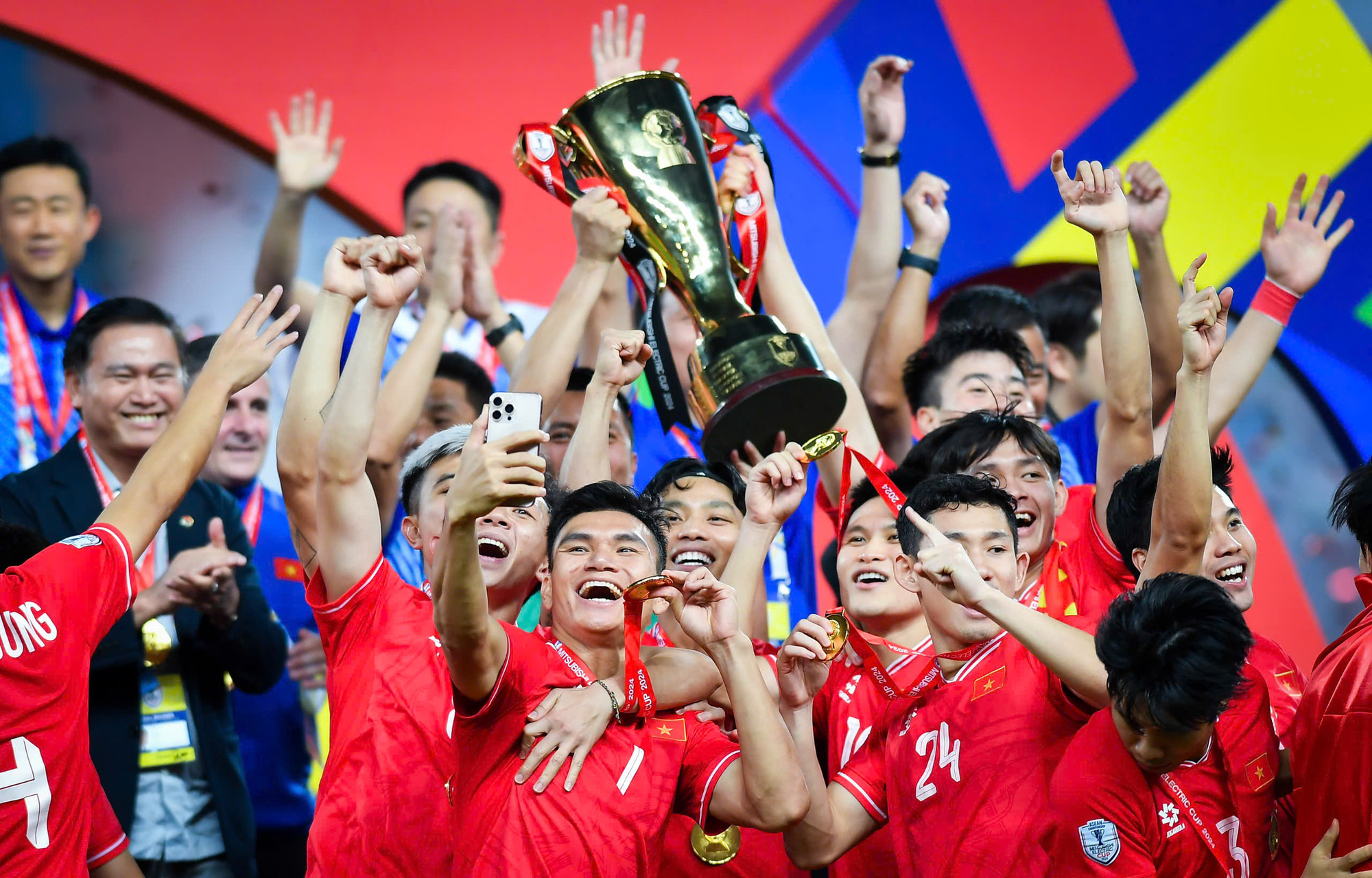 Chiếc cúp vô địch xứng đáng dành cho những nỗ lực không ngừng nghỉ.