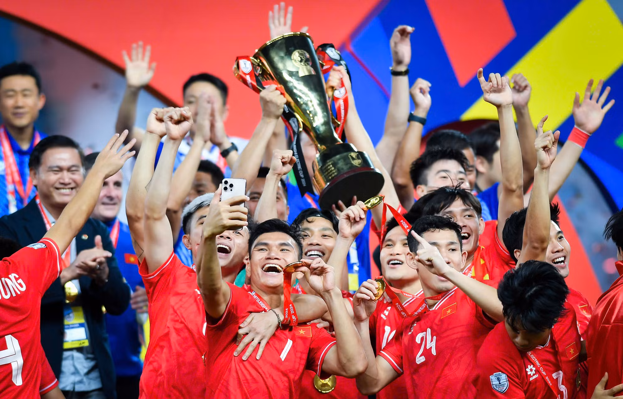 Chiếc cúp vô địch xứng đáng dành cho những nỗ lực không ngừng nghỉ. Chiếc cúp vô địch xứng đáng dành cho những nỗ lực không ngừng nghỉ.