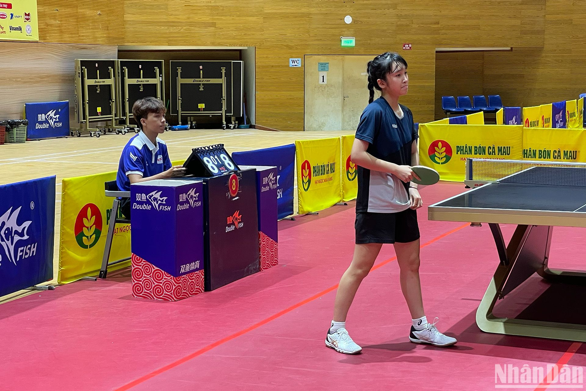 Trọng tài trẻ Nguyễn Hoàng Minh Toàn tác nghiệp trong một trận đấu. (Ảnh: PHAN THẠCH)