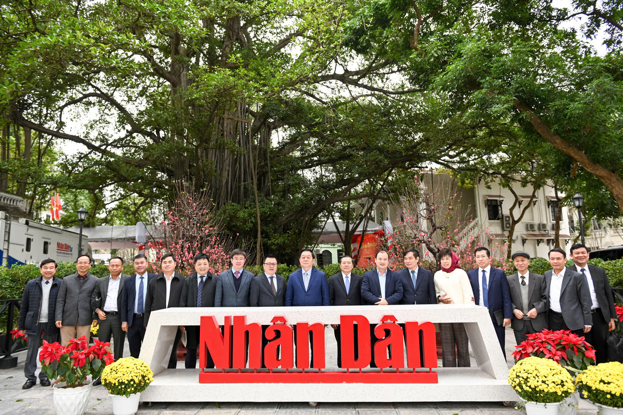 Các đại biểu chụp hình lưu niệm tại Báo Nhân Dân. Các đại biểu chụp hình lưu niệm tại Báo Nhân Dân.