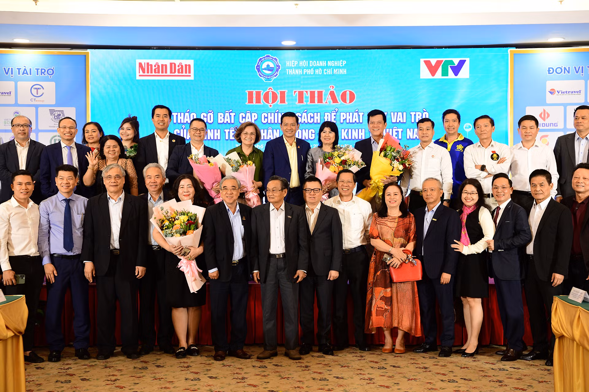 Các đại biểu chụp hình kỷ niệm.