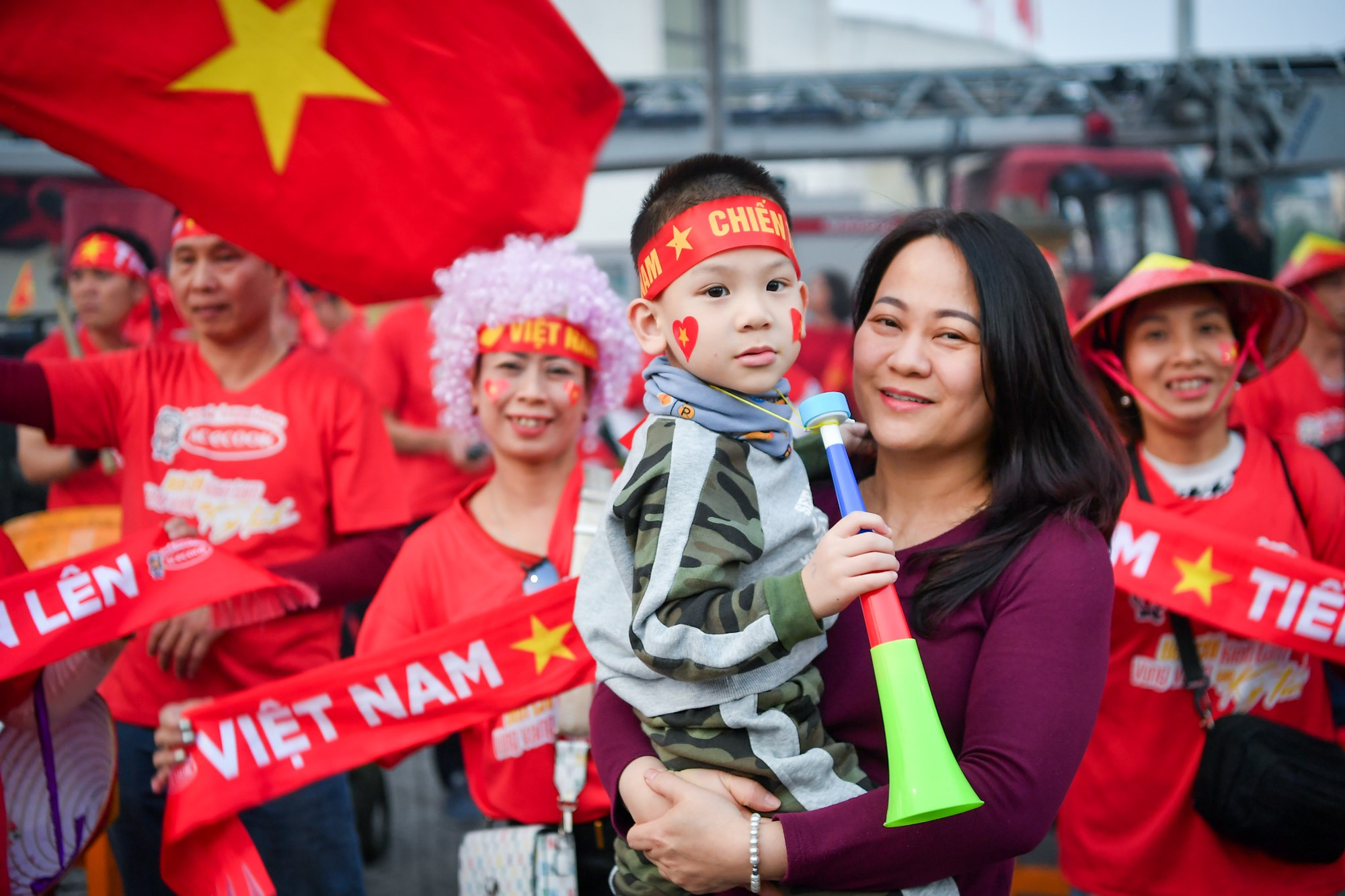 Nhiều trẻ em đi cùng phụ huynh đến xem trận đấu này. Nhiều trẻ em đi cùng phụ huynh đến xem trận đấu này.