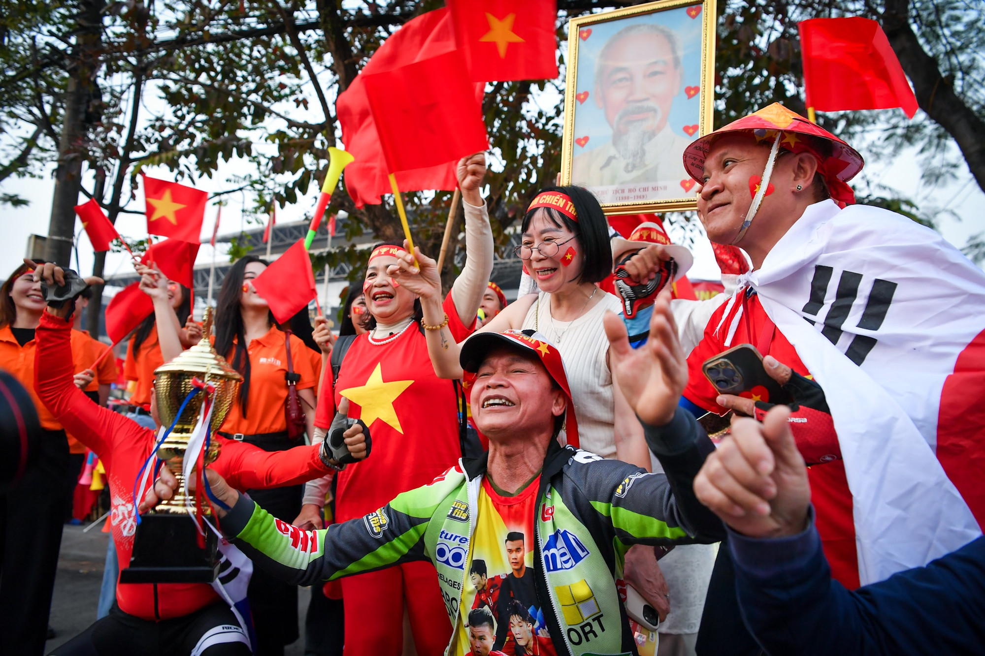 Không khí tưng bừng bên ngoài sân vận động. Không khí tưng bừng bên ngoài sân vận động.