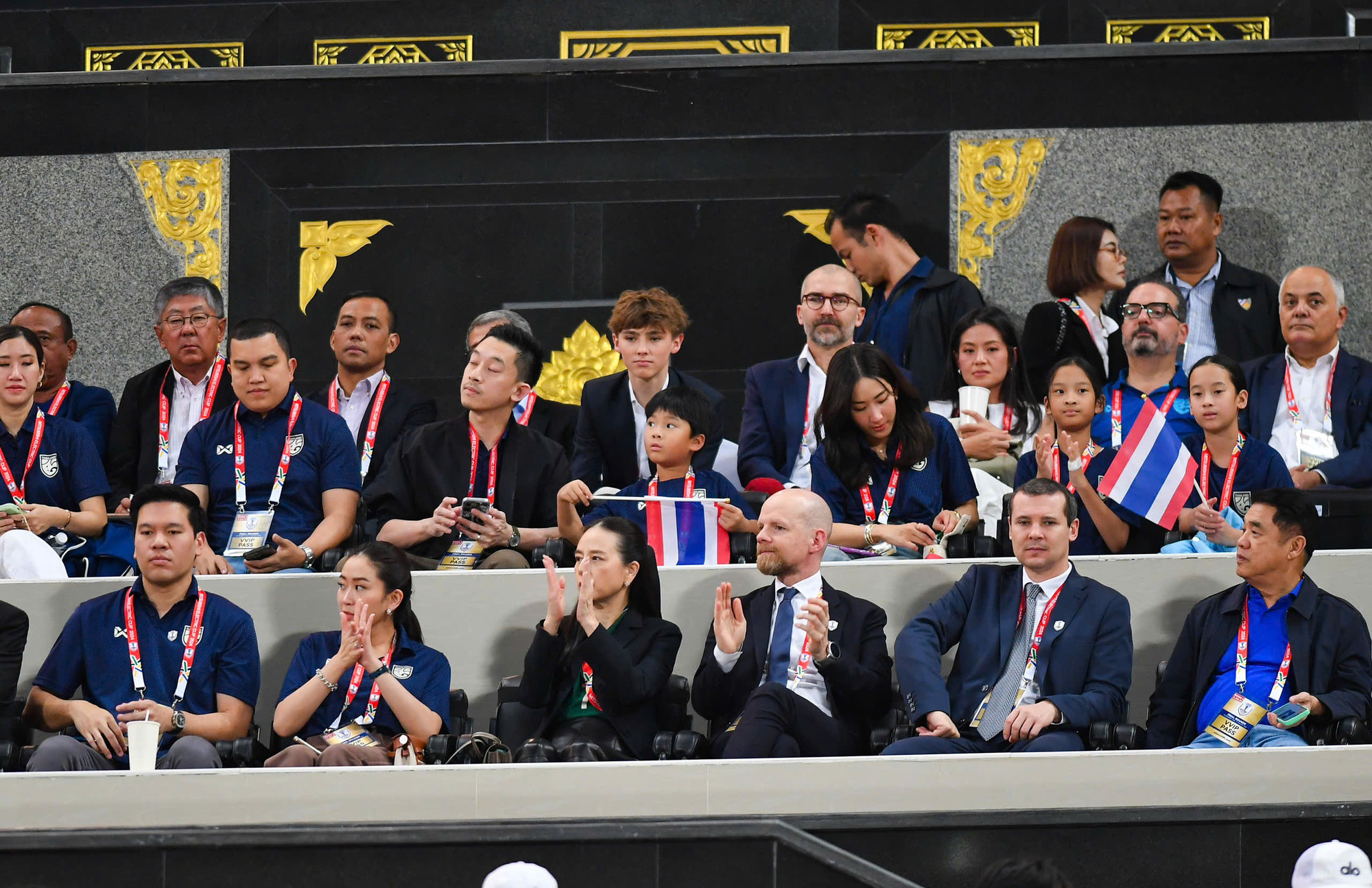 Các quan chức Thái Lan dự khán sân vận động Rajamangala.