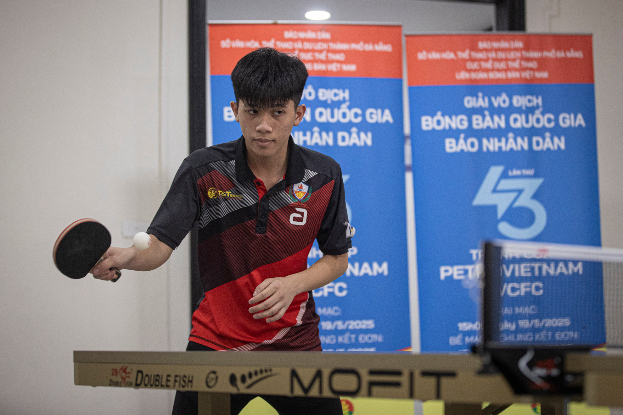 Vận động viên Nguyễn Văn Tuấn Anh trải nghiệm bàn thi đấu mới trước thềm buổi họp báo.
