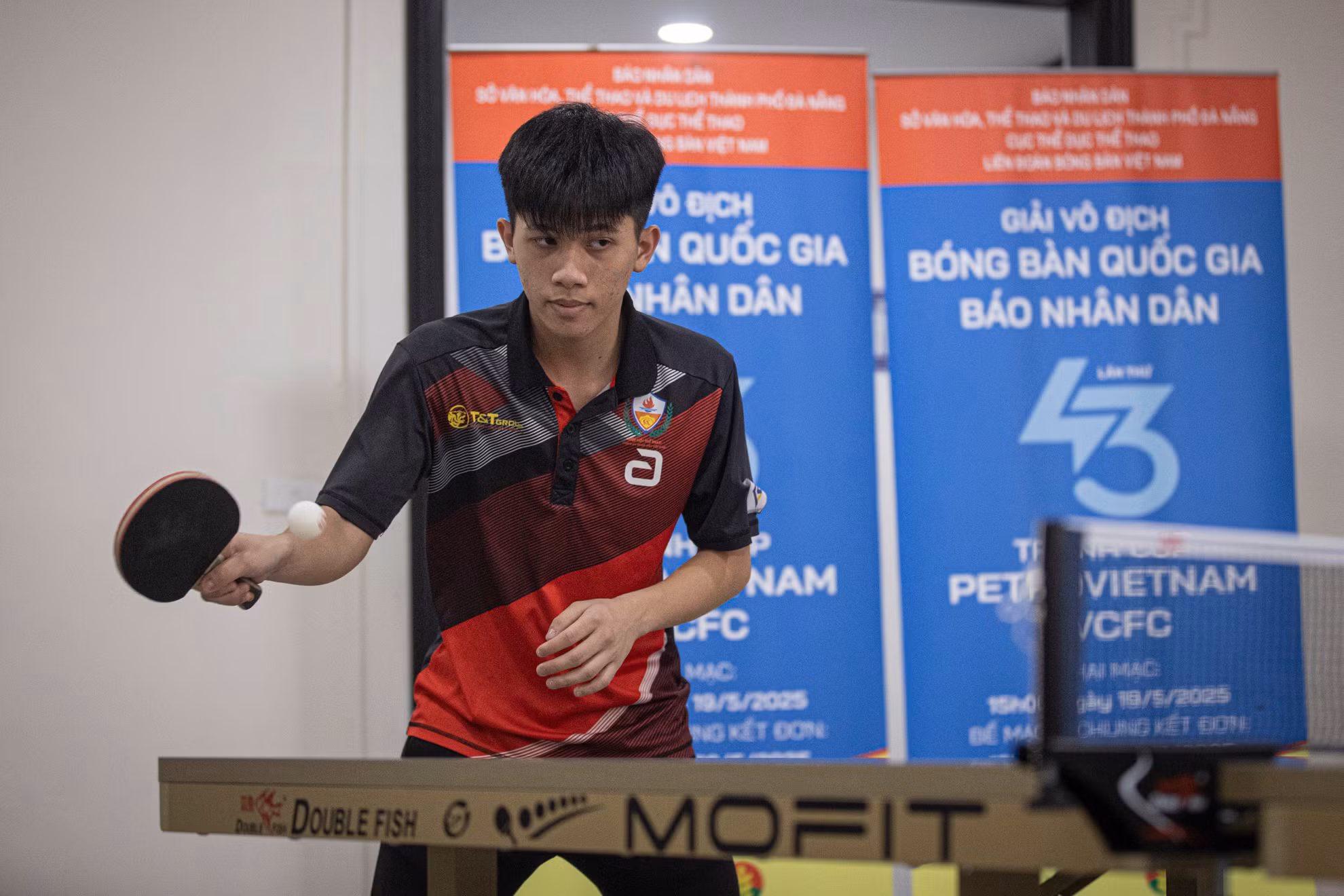 Vận động viên Nguyễn Văn Tuấn Anh trải nghiệm bàn thi đấu mới trước thềm buổi họp báo.