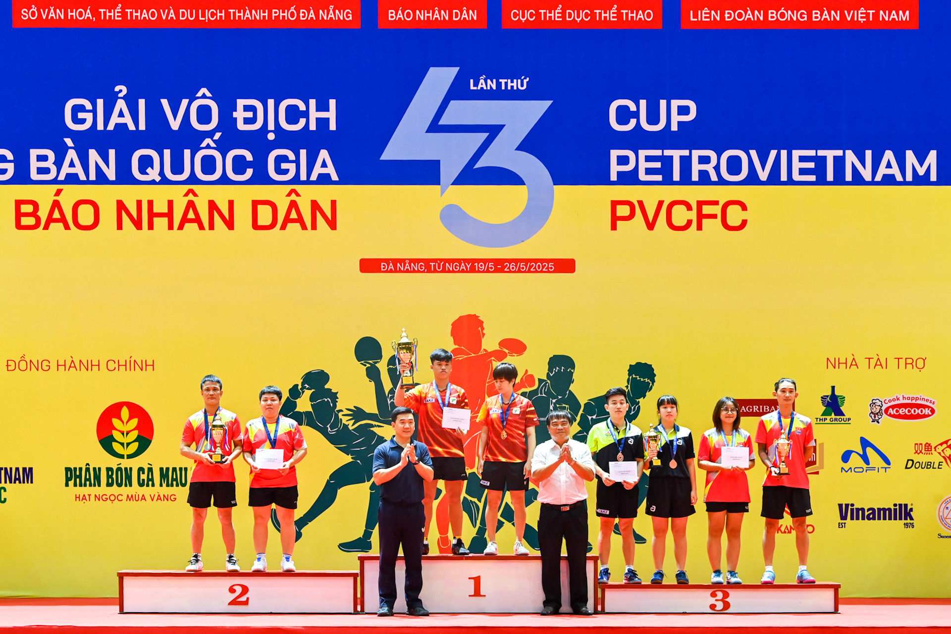 Đại diện Ban tổ chức trao huy chương và cúp cho các đội đoạt giải tại nội dung đôi nam-nữ.