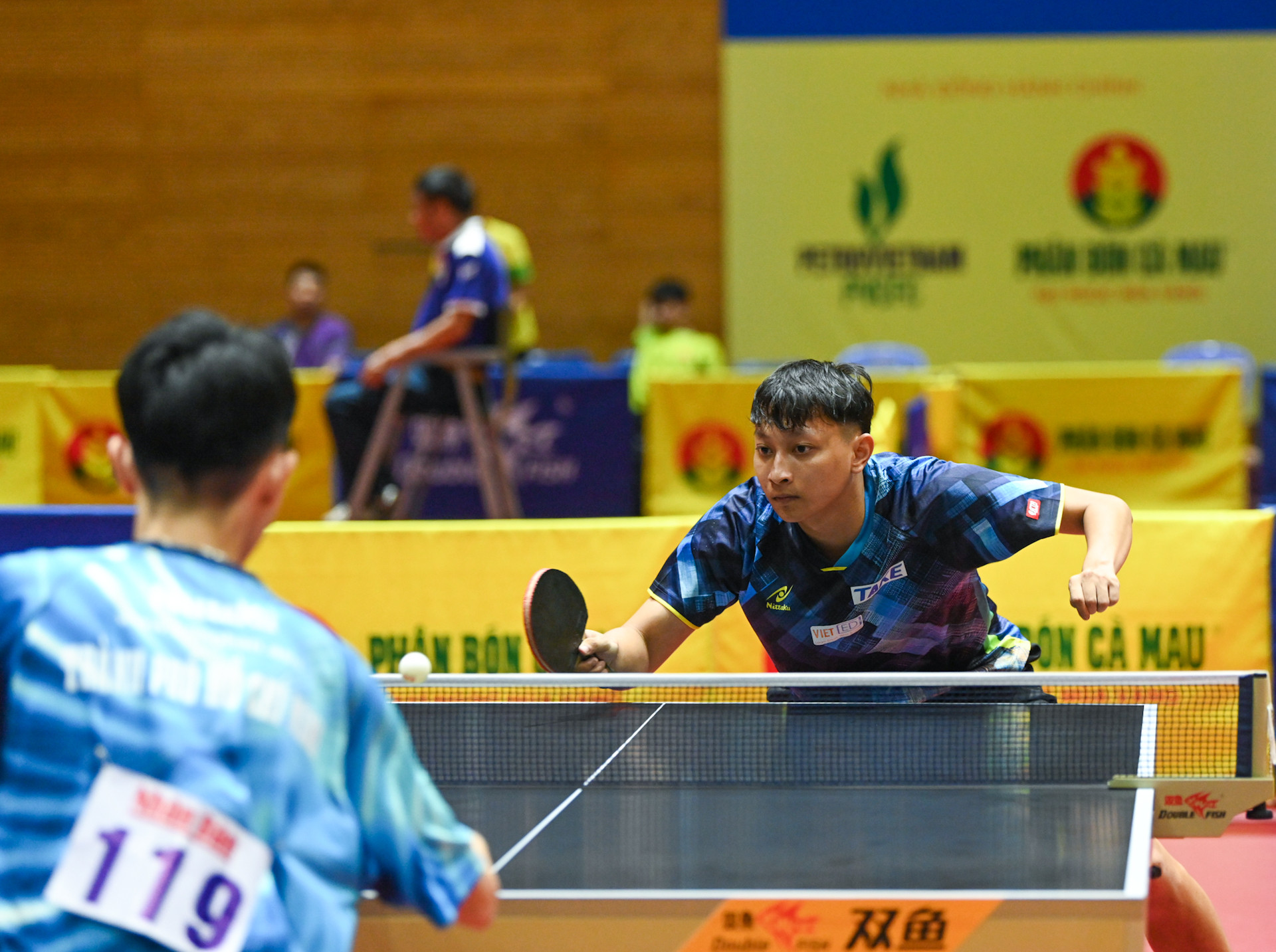 Tay vợt Đỗ Tuấn Kiệt, đại diện cho đội Hà Nội, là một trong những vận động viên trẻ triển vọng của bóng bàn Việt Nam. Anh được đánh giá cao về khả năng điều bóng linh hoạt và phản công nhanh.