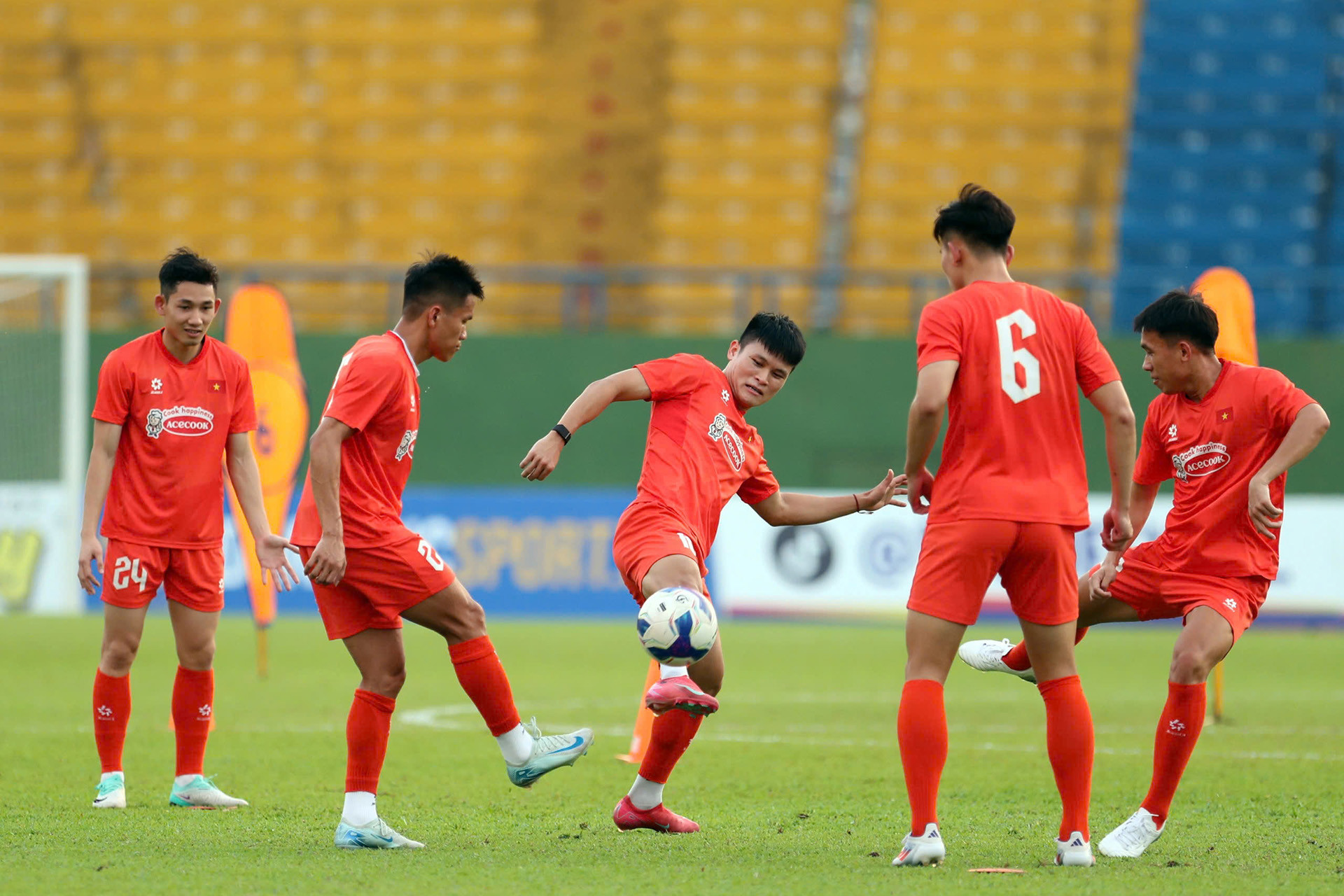 Tiền đạo Phạm Tuấn Hải tranh bóng cùng các đồng đội. Tiền đạo Phạm Tuấn Hải tranh bóng cùng các đồng đội.