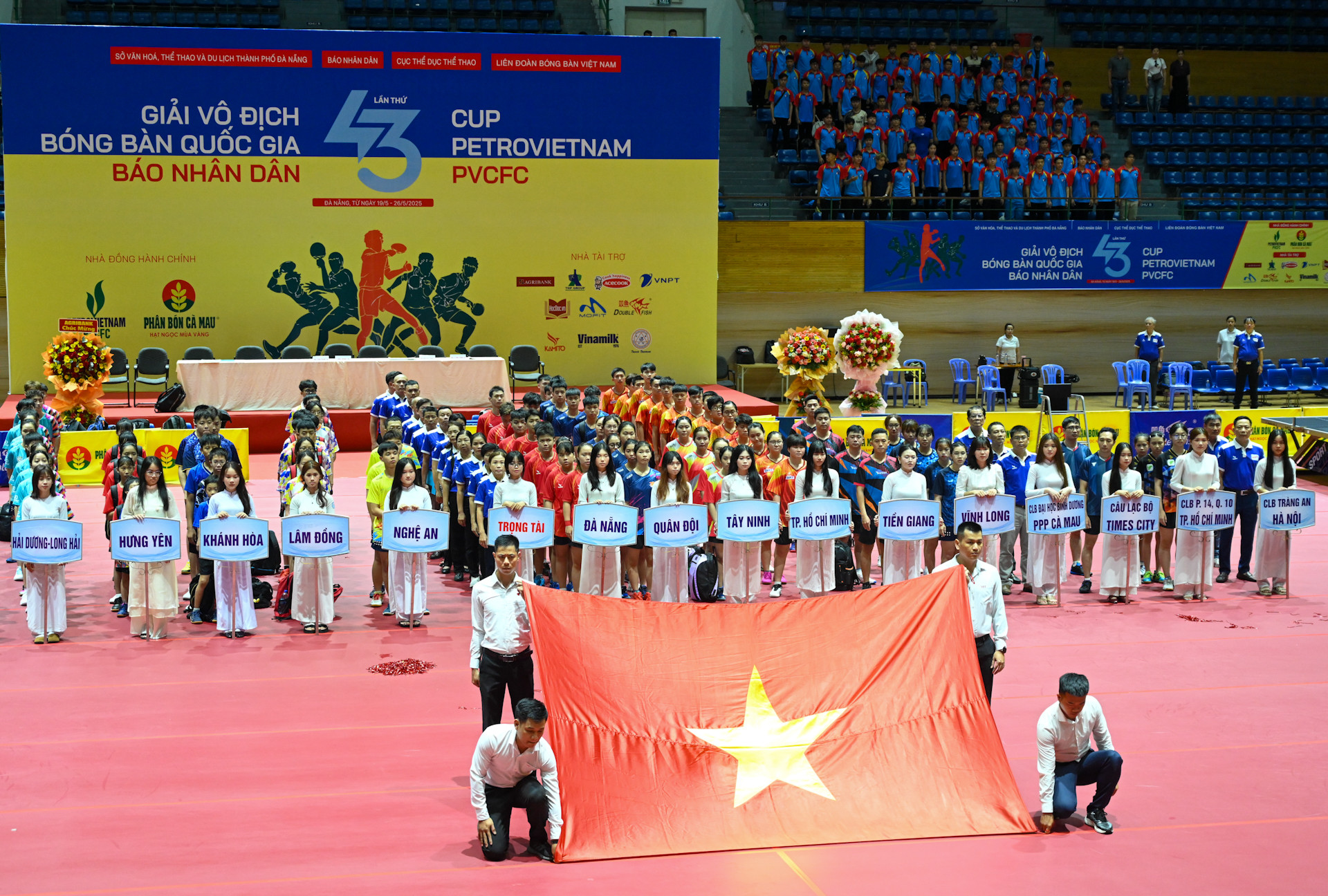 Các đại biểu, trọng tài, huấn luyện viên, vận động viên và toàn thể khán giả thực hiện nghi lễ chào cờ.