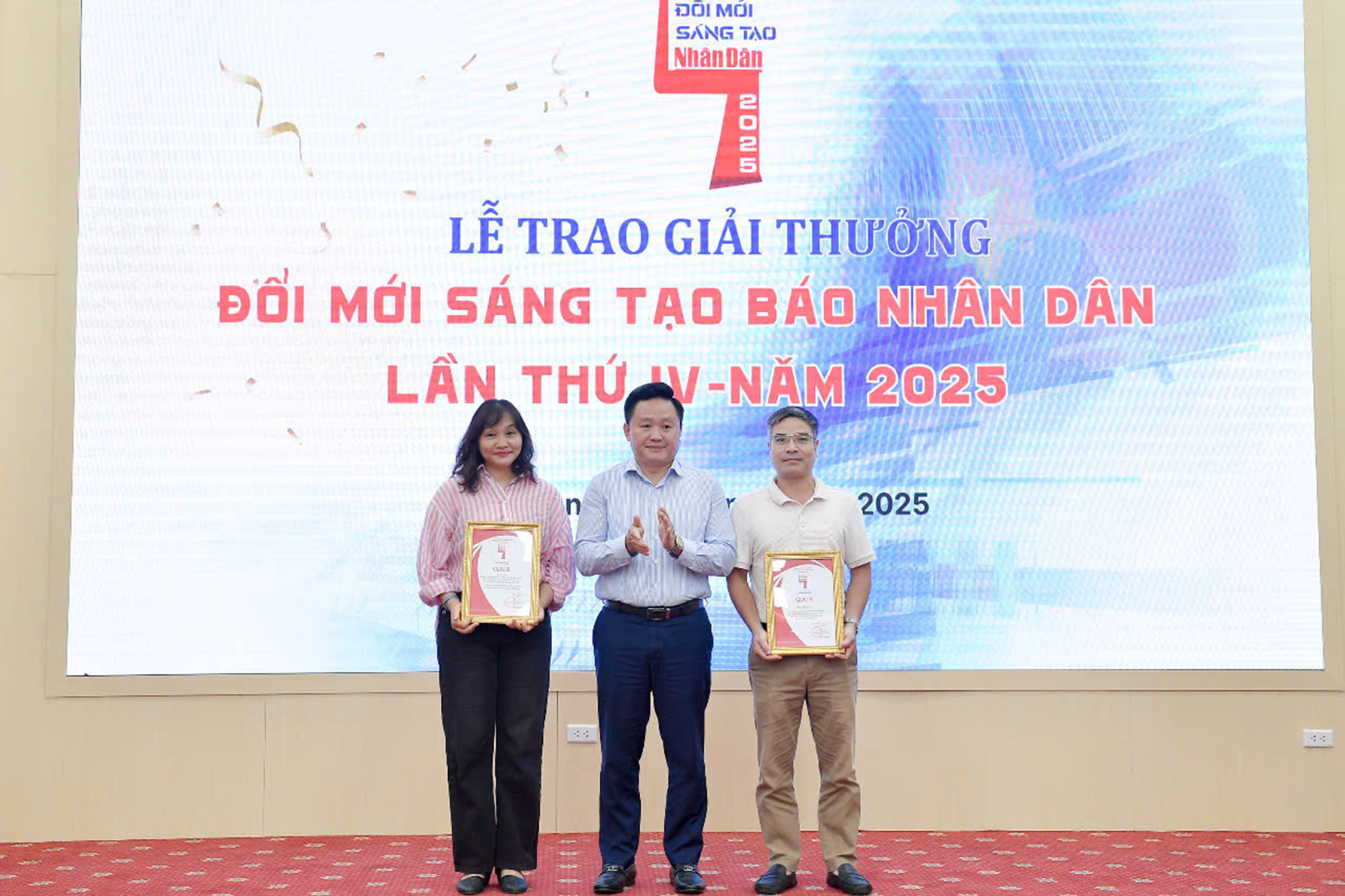 Đồng chí Phan Văn Hùng, Ủy viên Ban Thường vụ Đảng ủy, Phó Tổng Biên tập Báo Nhân Dân trao Giải B Đổi mới sáng tạo cho các đơn vị