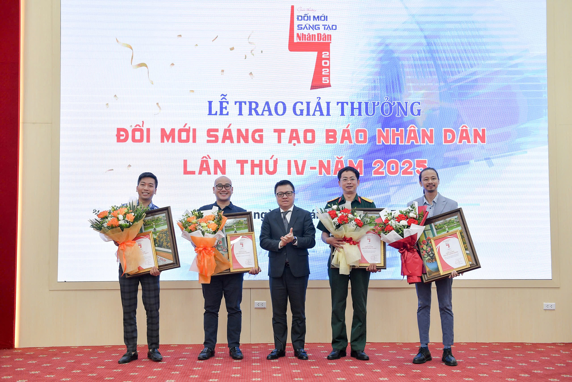 Vinh danh Đối tác đồng hành với các đơn vị đã có những hợp tác hiệu quả trên hành trình đổi mới sáng tạo của Báo Nhân Dân.