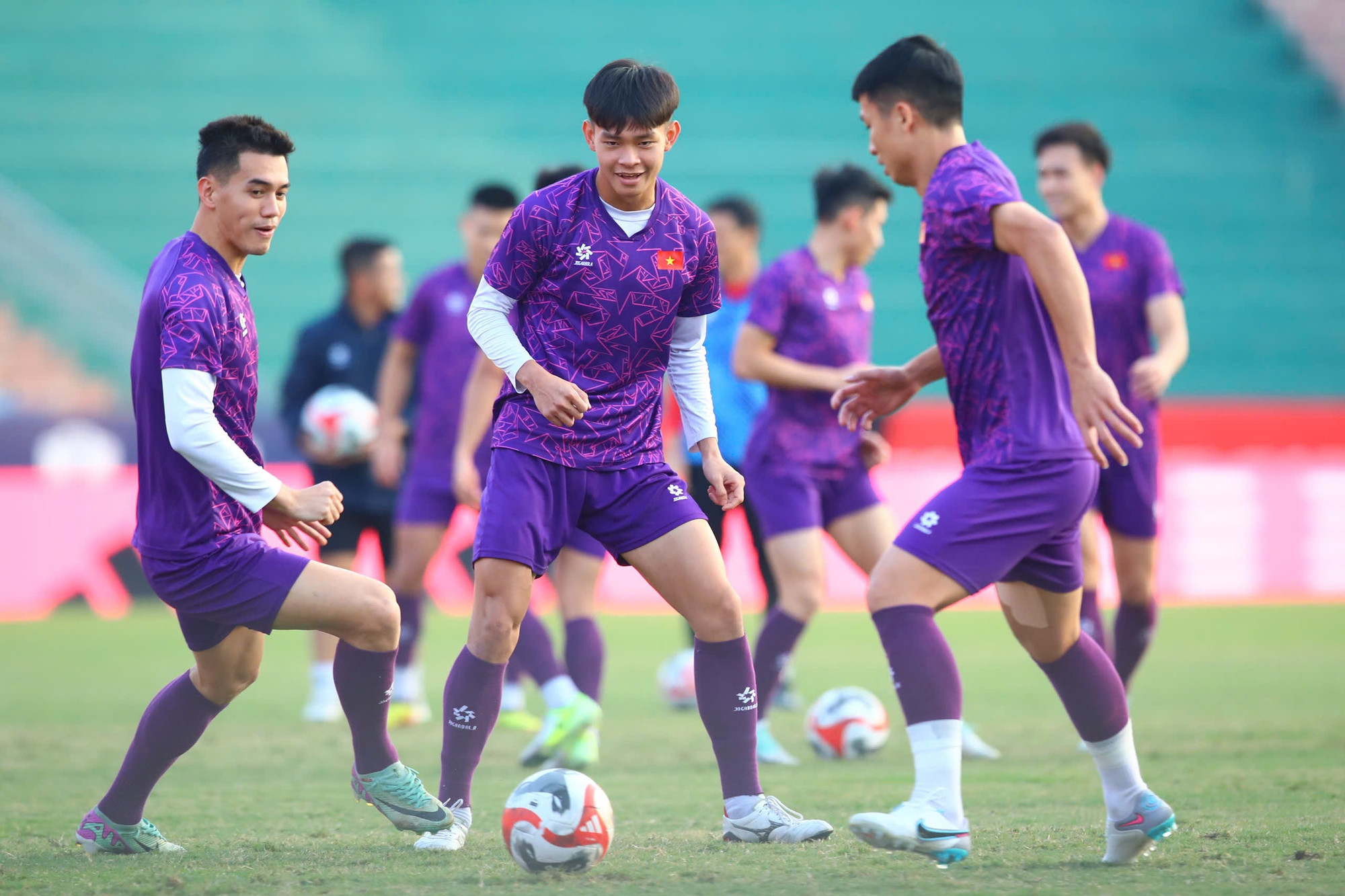 Tiến Linh cùng các đồng đội hứng khởi trong buổi tập. Tiến Linh cùng các đồng đội hứng khởi trong buổi tập.