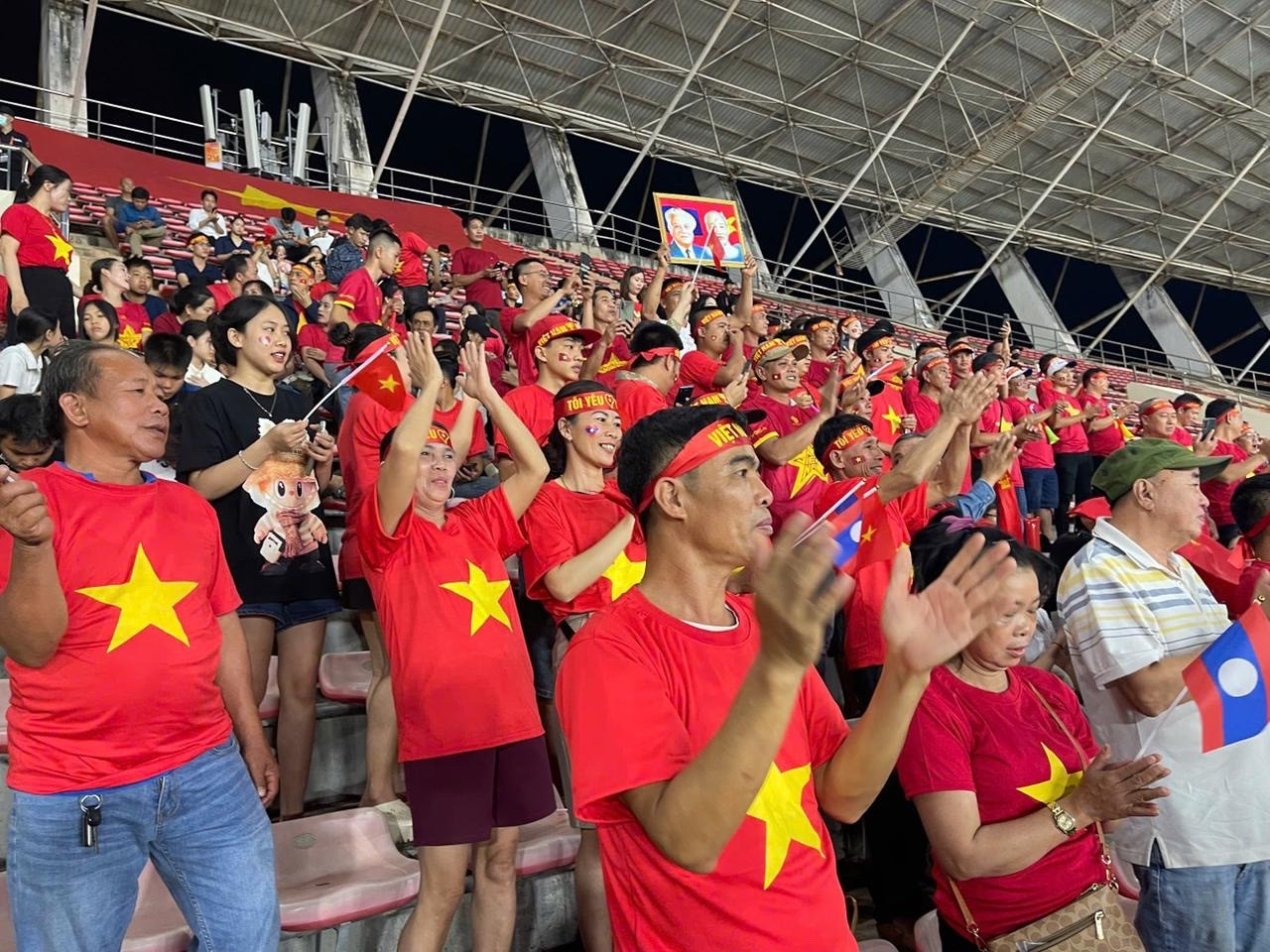 Sắc đỏ tràn ngập Sân vận động quốc gia Lào.