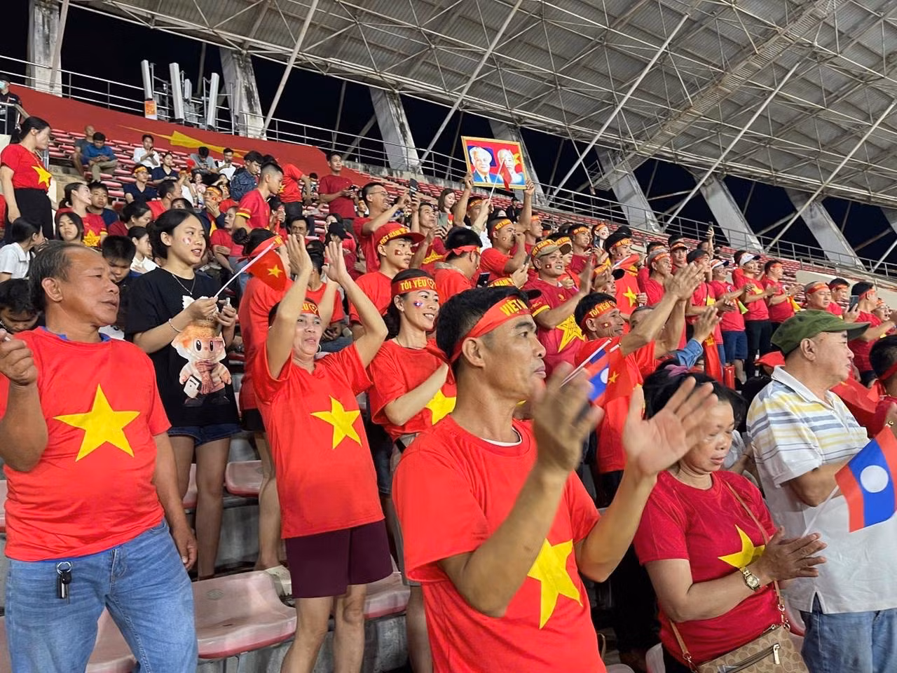 Sắc đỏ tràn ngập Sân vận động quốc gia Lào.