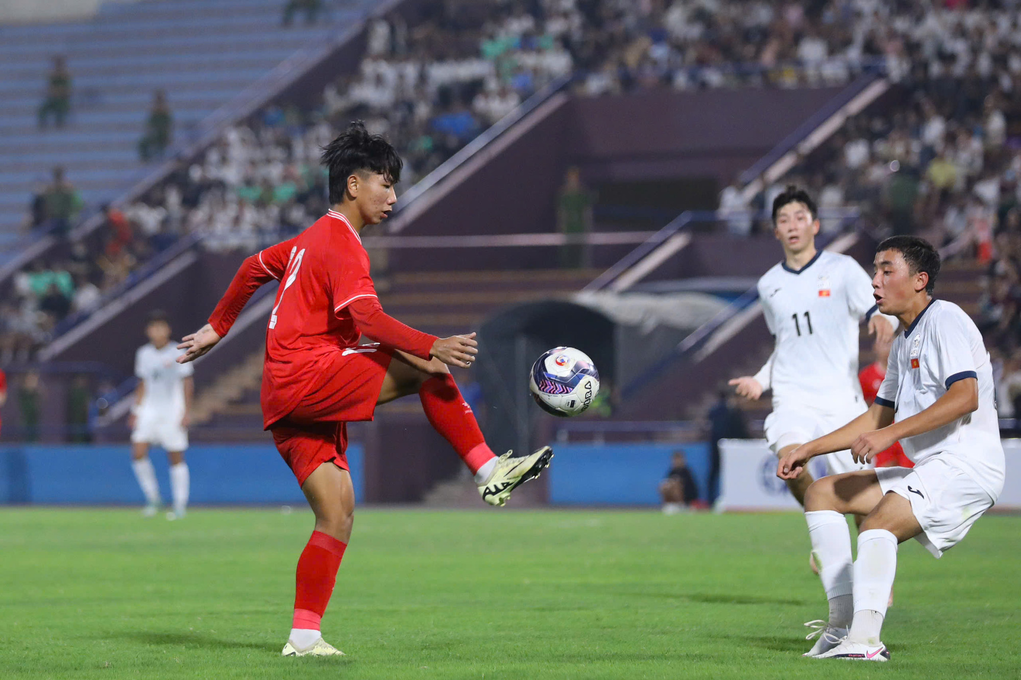 Bước sang hiệp 2, thế trận không có nhiều thay đổi. Huấn luyện viên Cristiano Roland bắt đầu tiến hành hàng loạt điều chỉnh cả về chuyên môn lẫn nhân sự. U17 Việt Nam tạo ra được sức ép rõ rệt khiến Kyrgyzstan vất vả chống đỡ. Những pha phối hợp tấn công tốt xuất hiện liên tục từ phía đội chủ nhà.