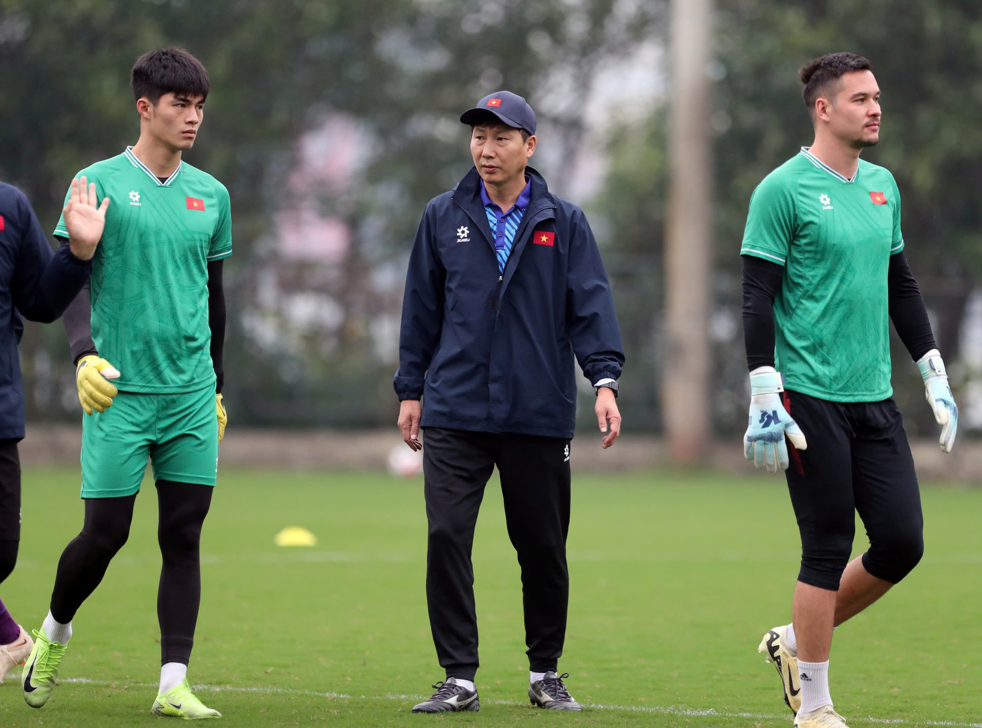 Các thủ môn dự bị như Trung Kiên (trái) và Filip Nguyễn (phải) sẵn sàng về thể lực cũng như tinh thần.