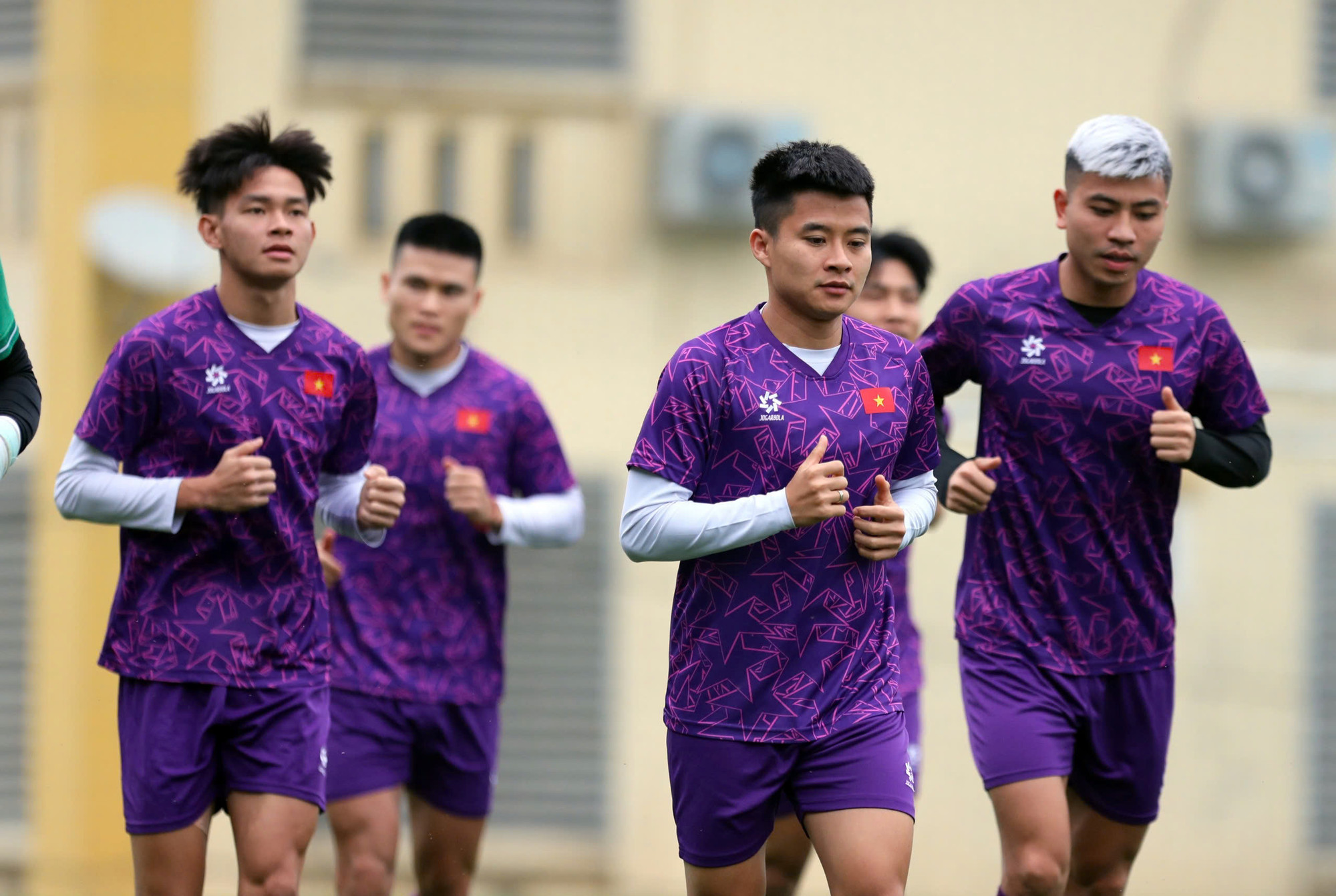 Các thành viên trong đội thư giãn trong buổi tập hồi phục này.