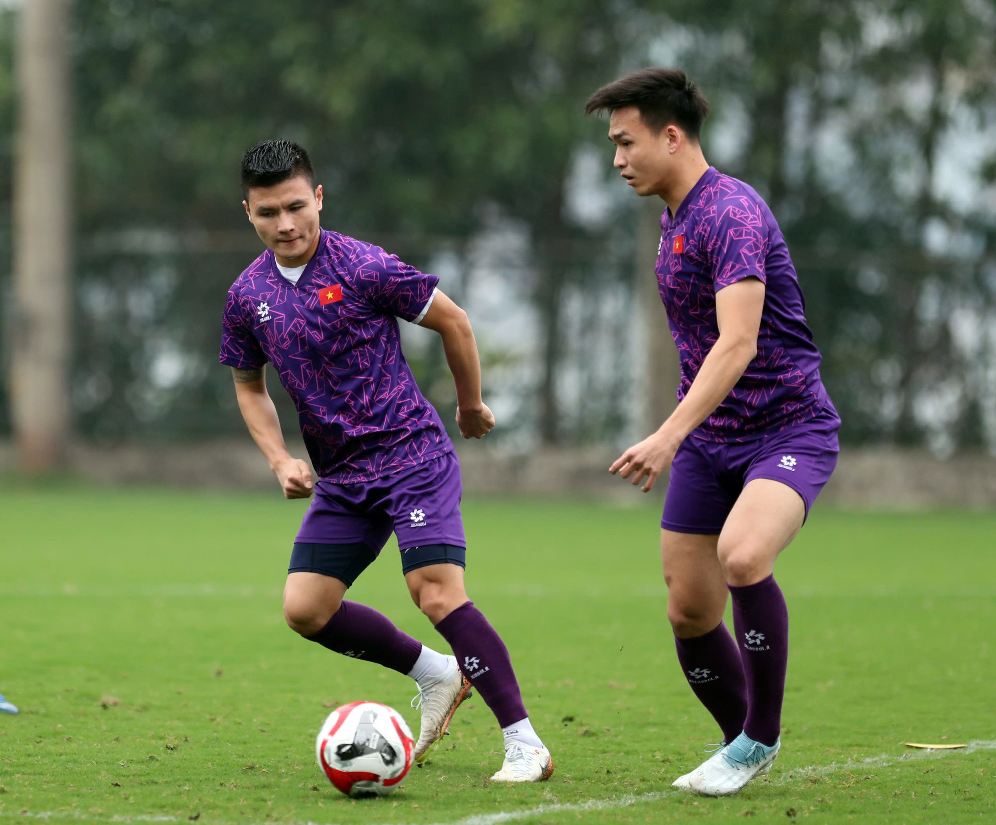 Những cái tên quen thuộc như Quang Hải và Bùi Hoàng Việt Anh cũng đang cố gắng hết mình trong từng trận đấu.