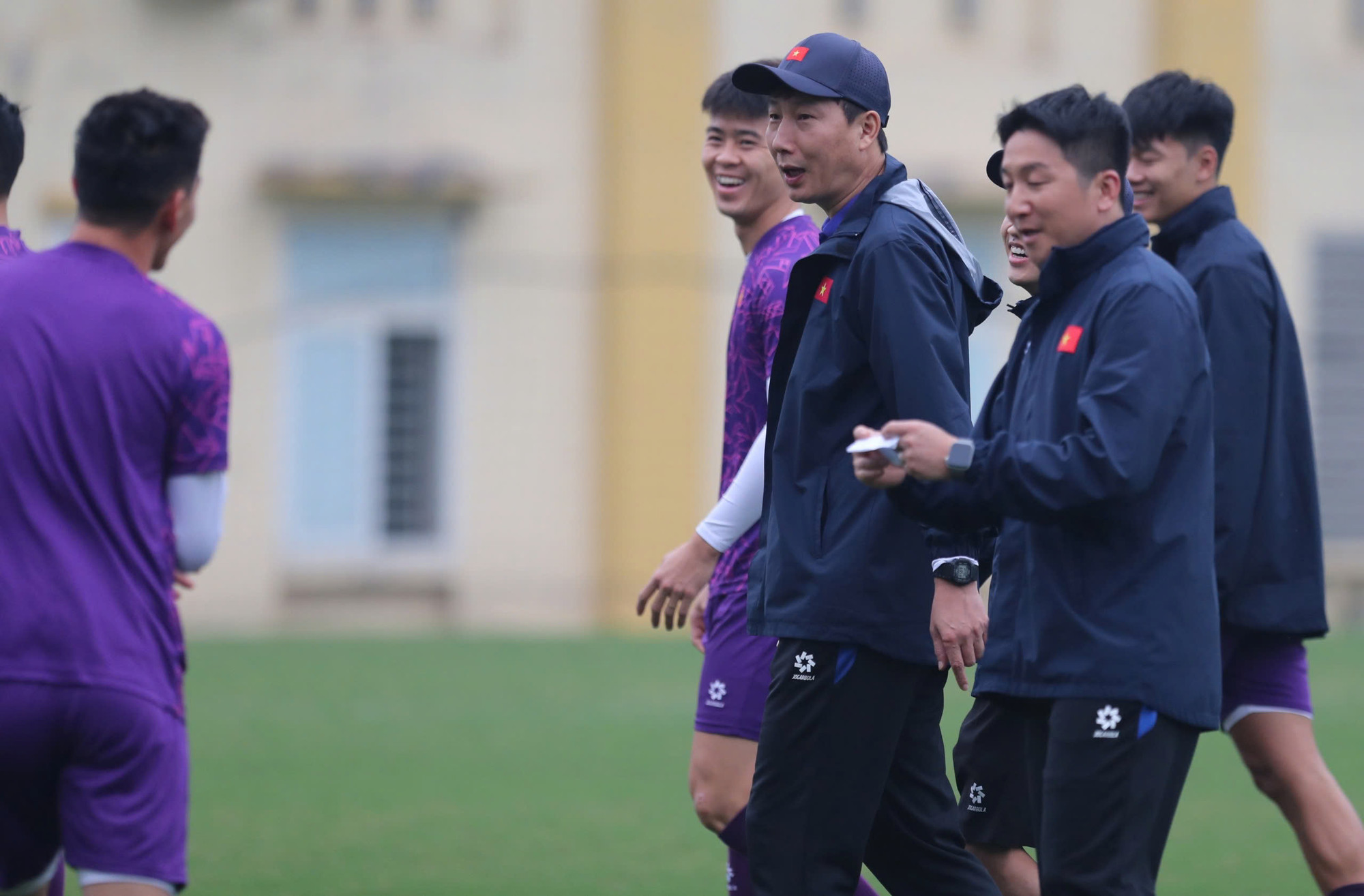 Huấn luyện viên Kim Sang-sik cùng ban huấn luyện theo sát các cầu thủ. (Ảnh: TUẤN HỮU)